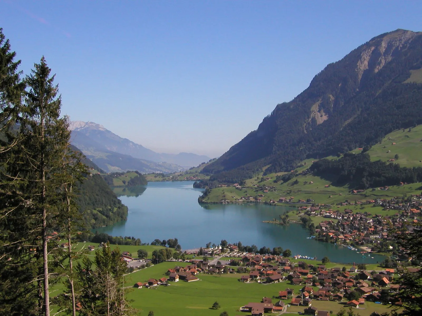 Photo showing: A view of Lungerersee from the Brünigpass, Switzerland.