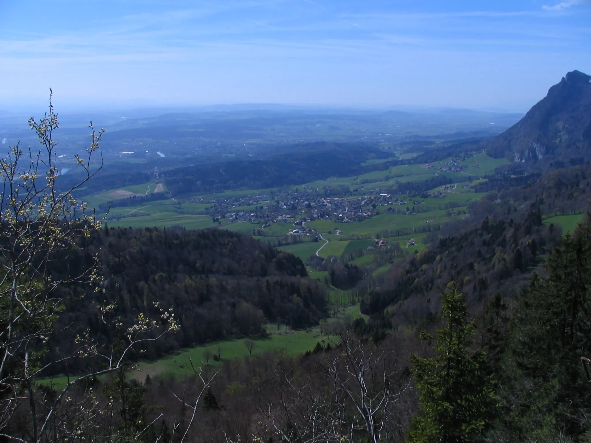 Photo showing: The village Günsberg seen from the Jura