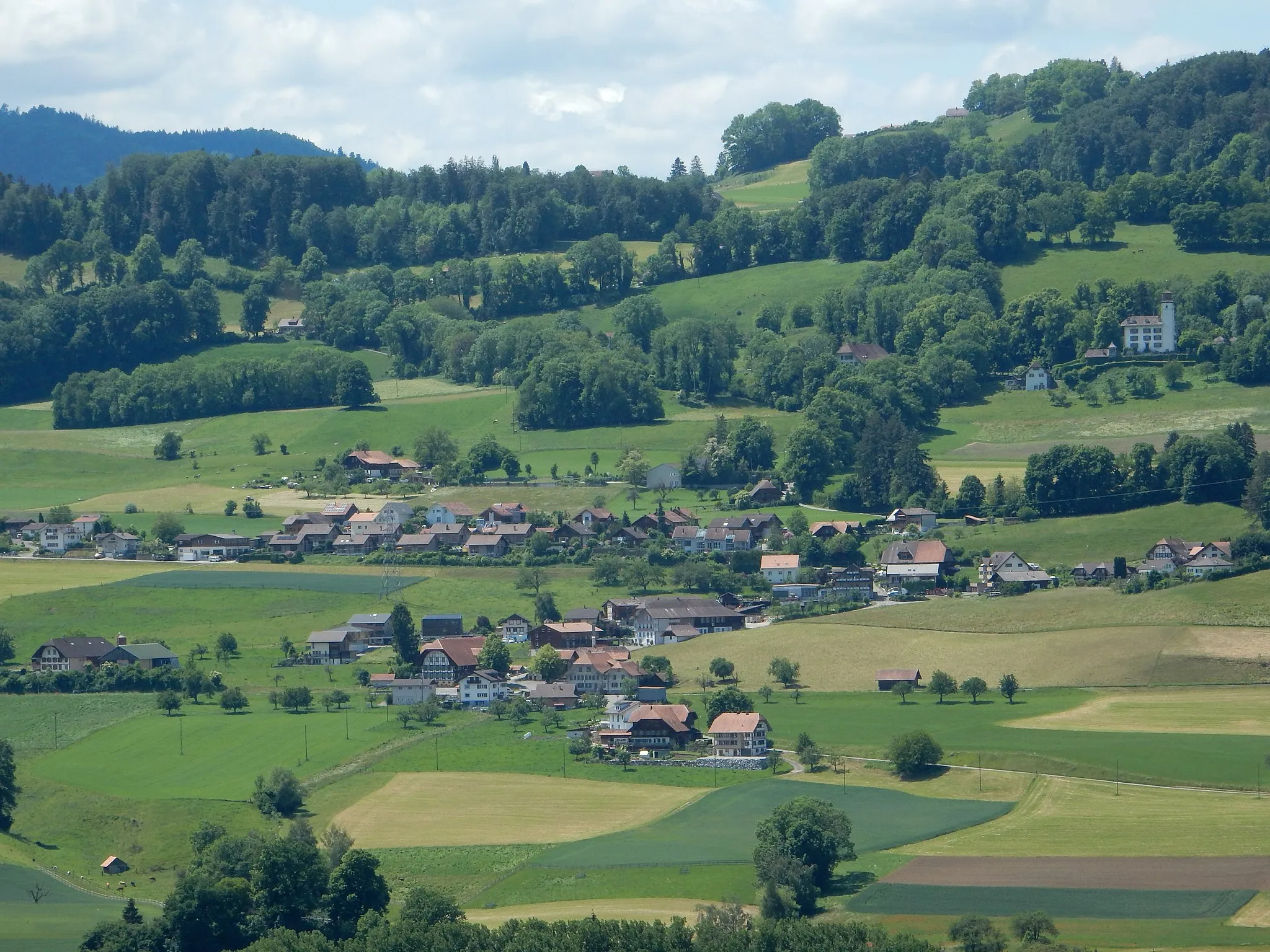 Photo showing: Rümligen vom Belpberg aus gesehen, rechts das Schloss