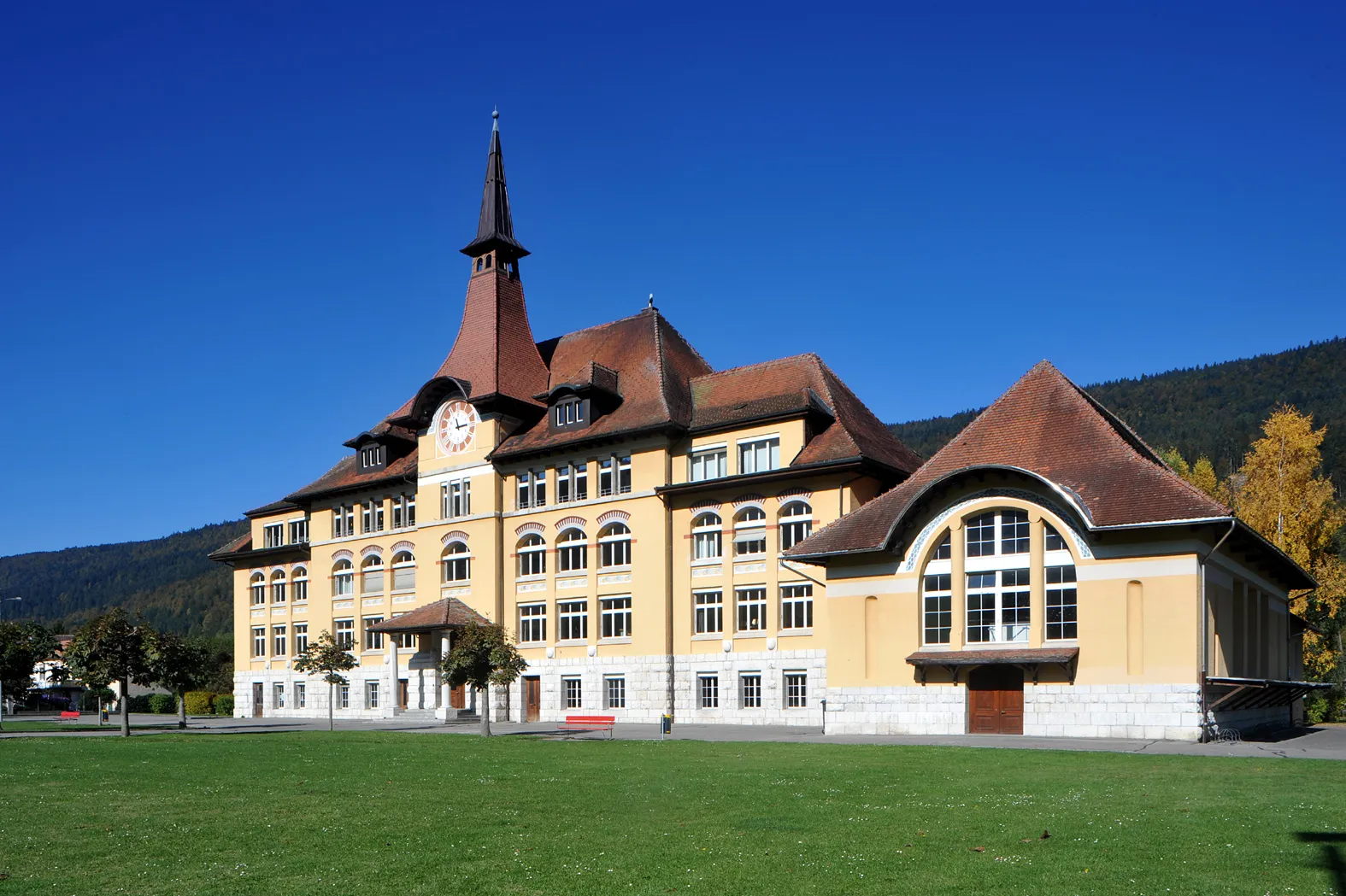 Photo showing: School in Courtelary; Bern, Switzerland.