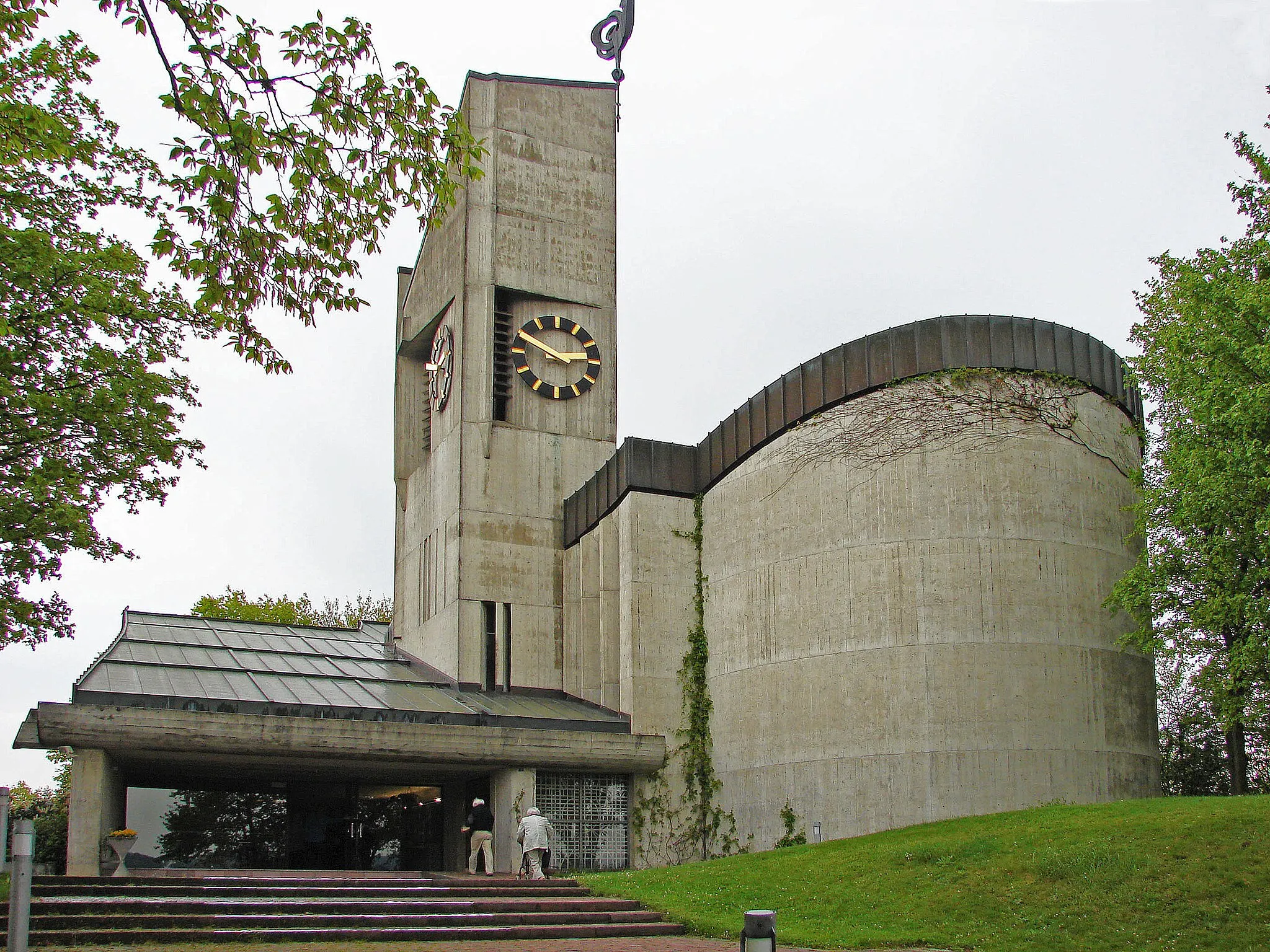 Photo showing: Eingang, Kirche und Turm