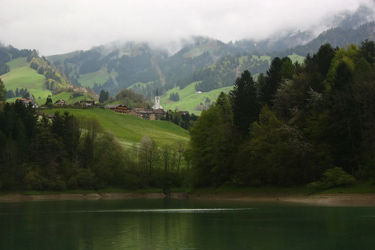 Photo showing: A wonderful lake (Lac de Montsalvens) and Crésuz not far from Gruyère