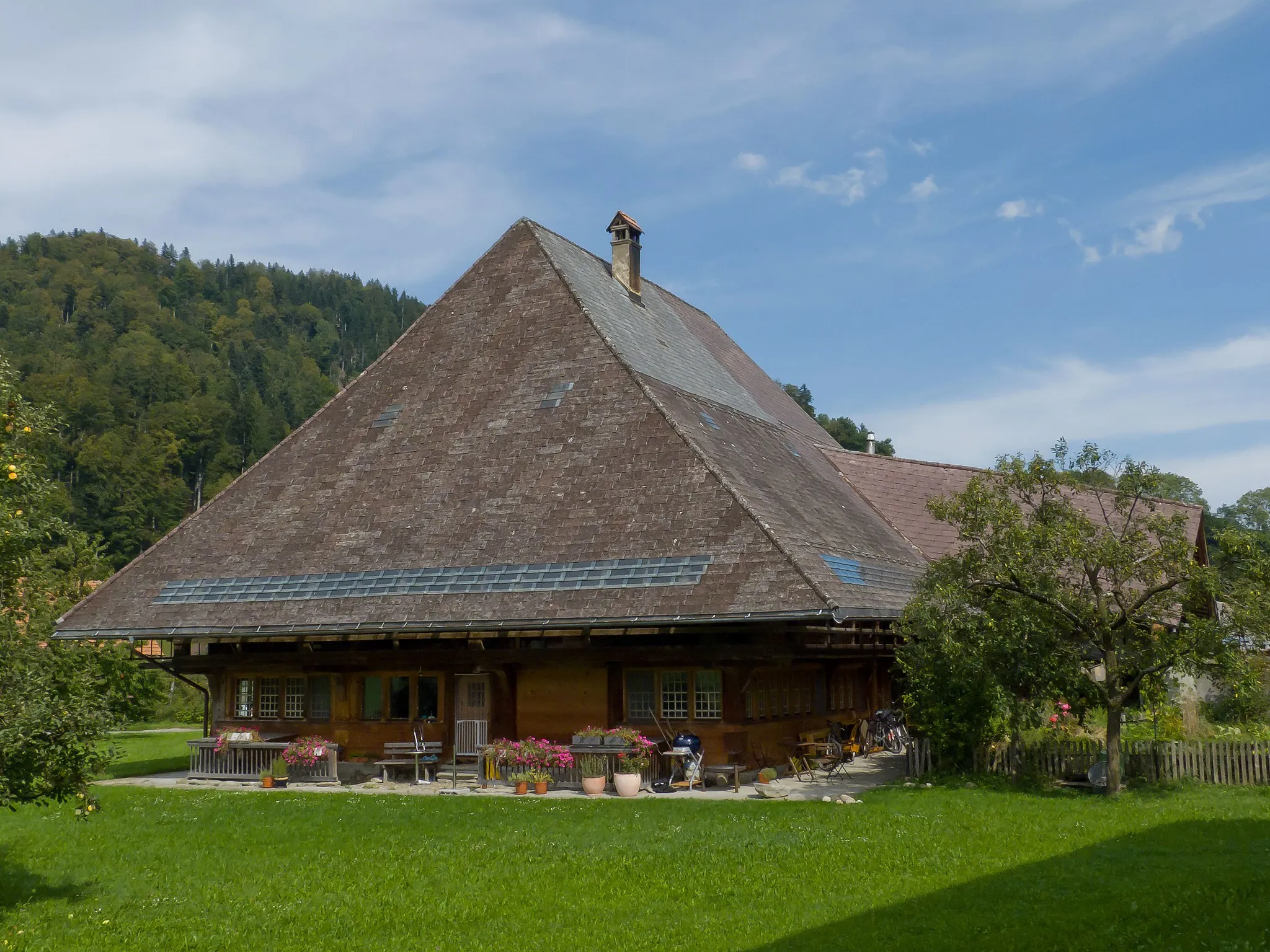 Photo showing: Hochstudhaus mit allseitig heruntergezogenem Dach, ehem. Bauernhaus ganz aus Holz