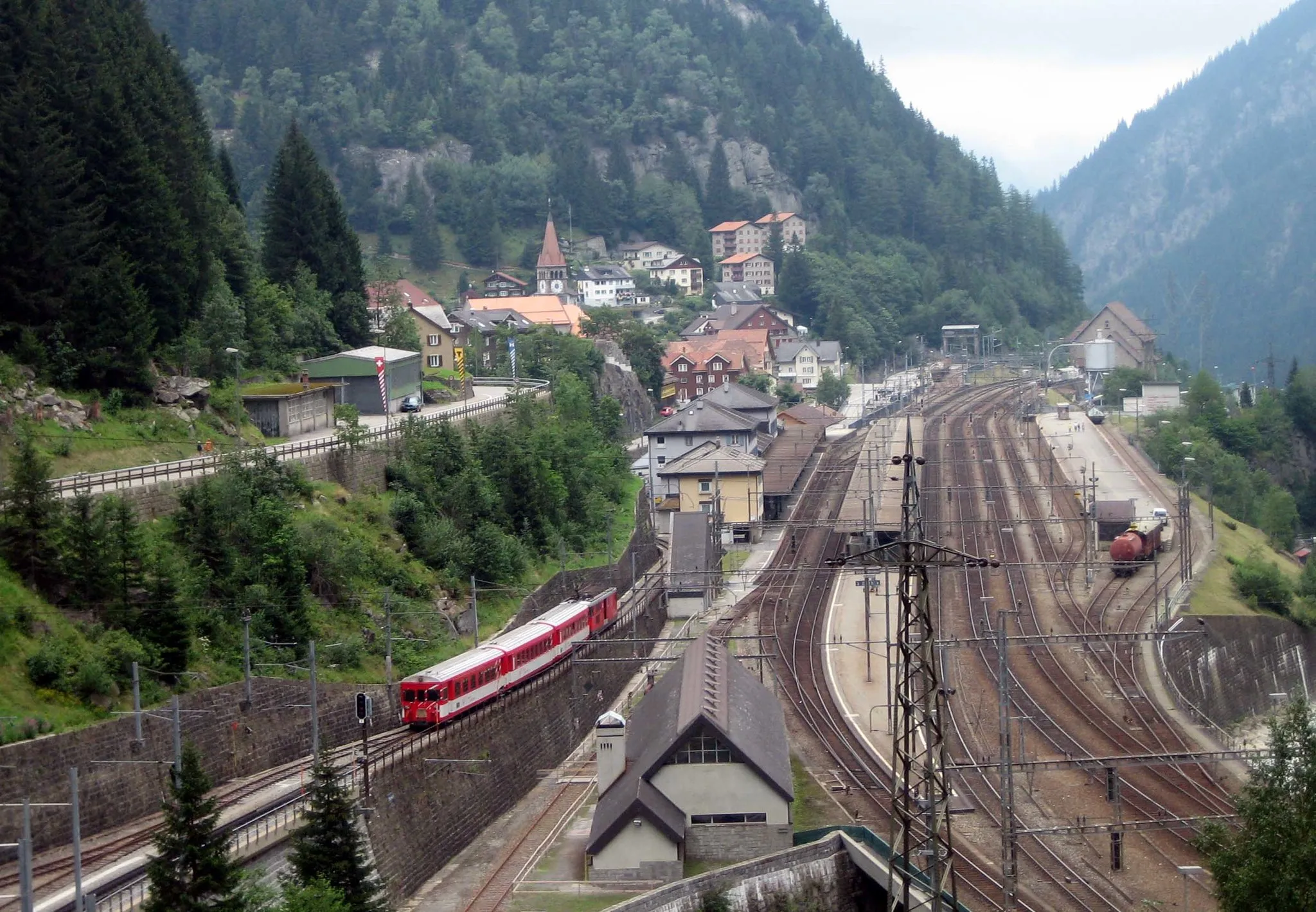Photo showing: Blick auf Göschenen mit Bahnhof
