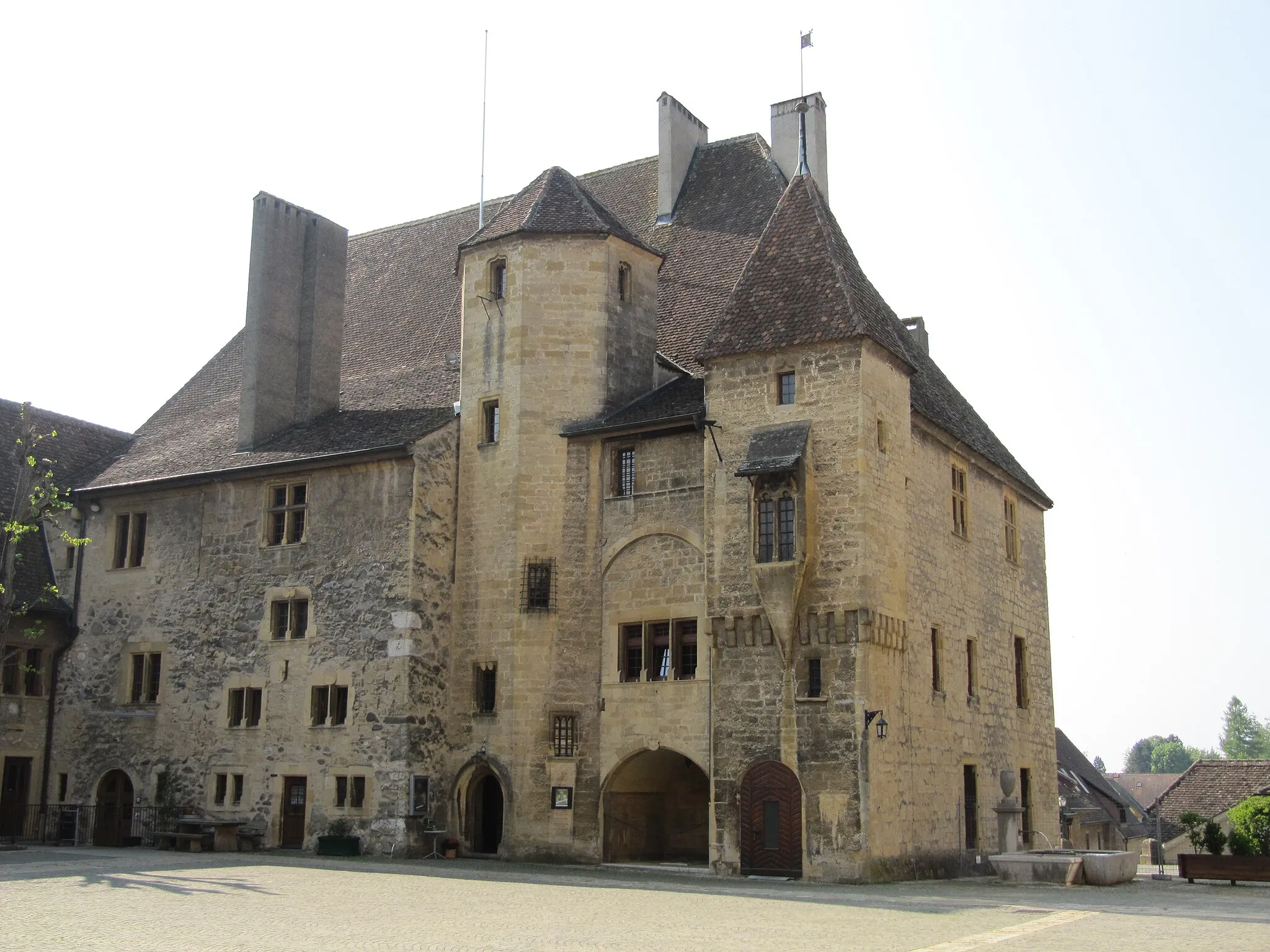 Photo showing: Inner yard of the Castle in Colombier (Switzerland). Cour intérieur du Château de Colombier (Suisse).