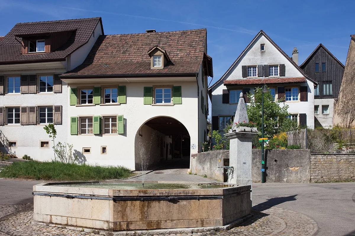 Photo showing: Dorfplatz in Wenslingen mit einem Haus mit Schwybbogen