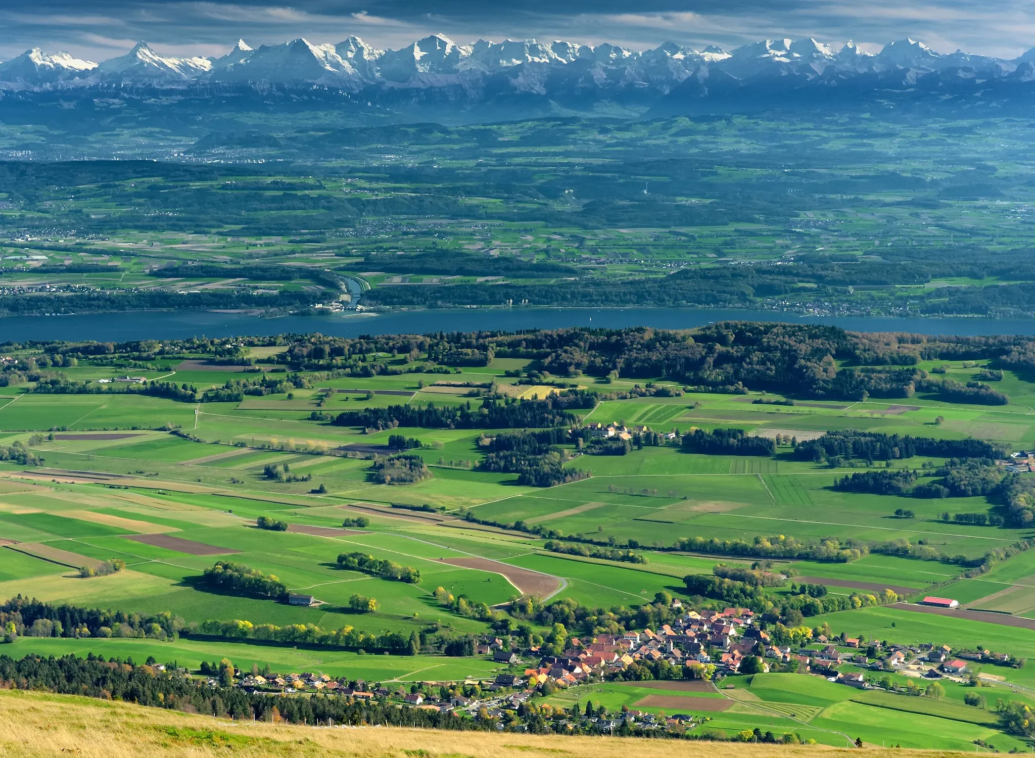 Photo showing: Bernese Alps (~100 km) from Chasseral