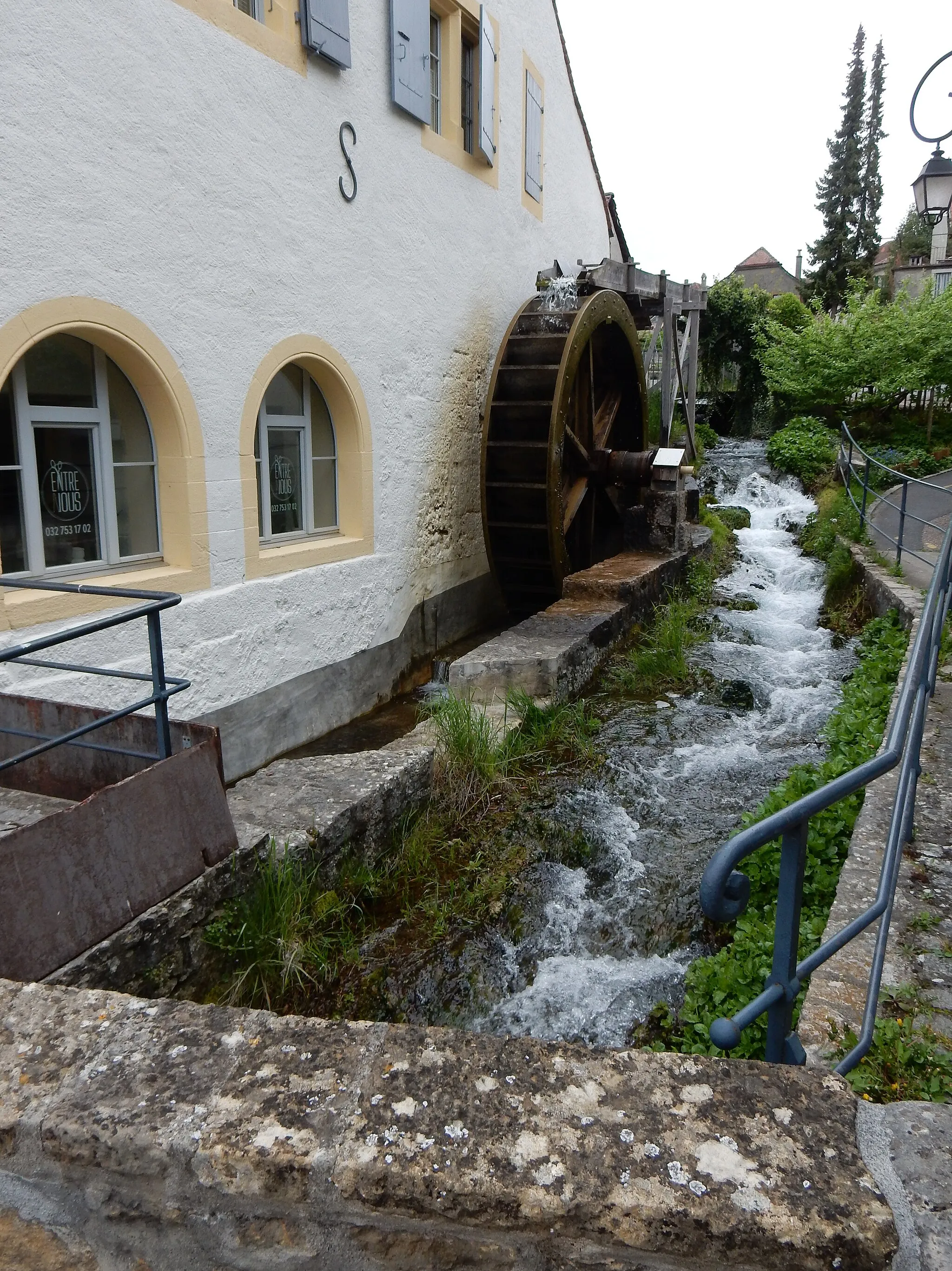 Photo showing: Saint-Blaise Ruau, Bach im Dorf mit rekonstruiertem Mühlerad