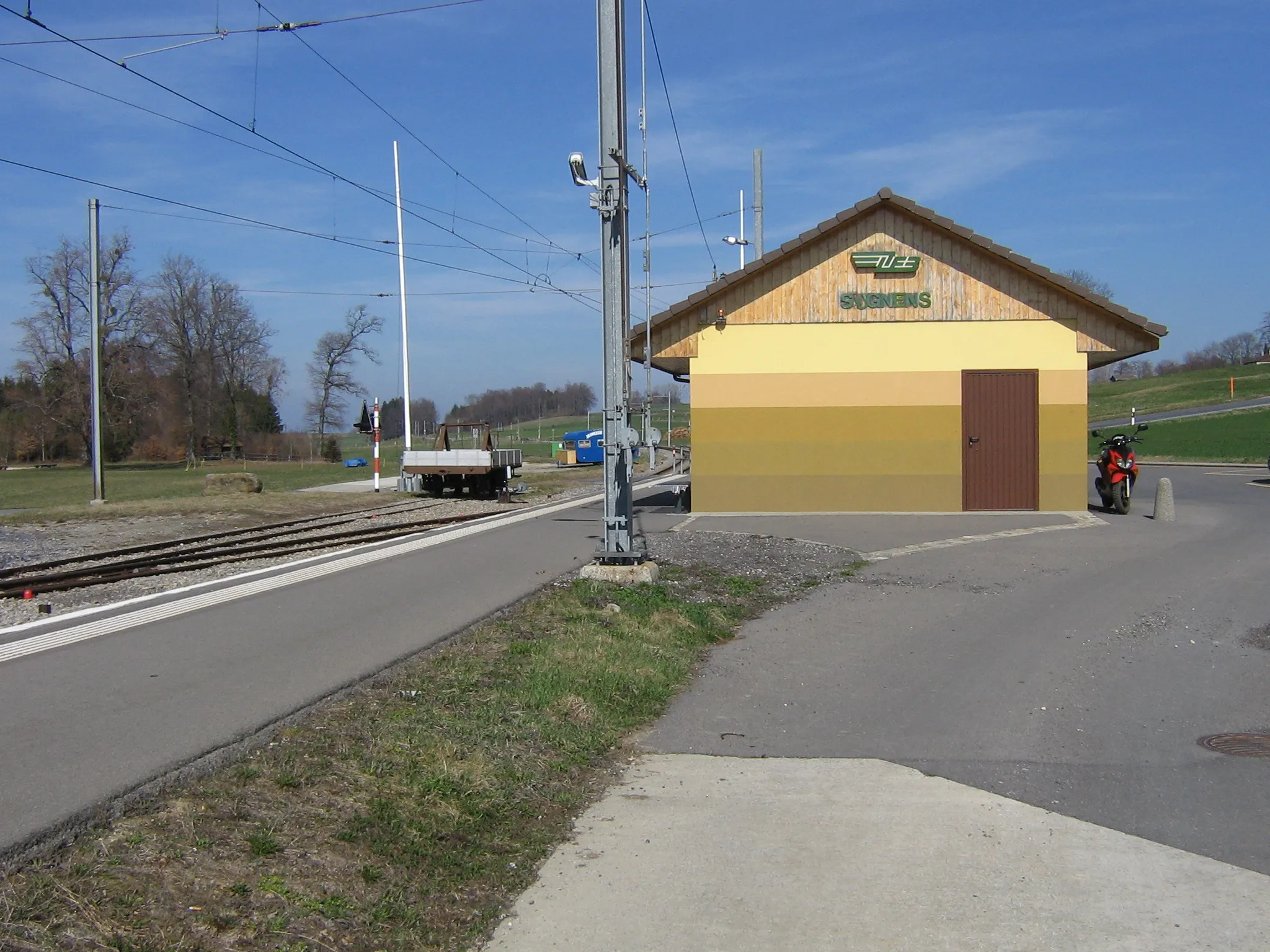 Photo showing: Global view of the railway station of Sugnens.
