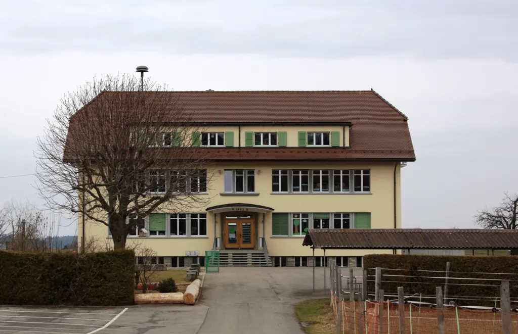 Photo showing: Altes Schulhaus, St. Ursen, Freiburg, Schweiz