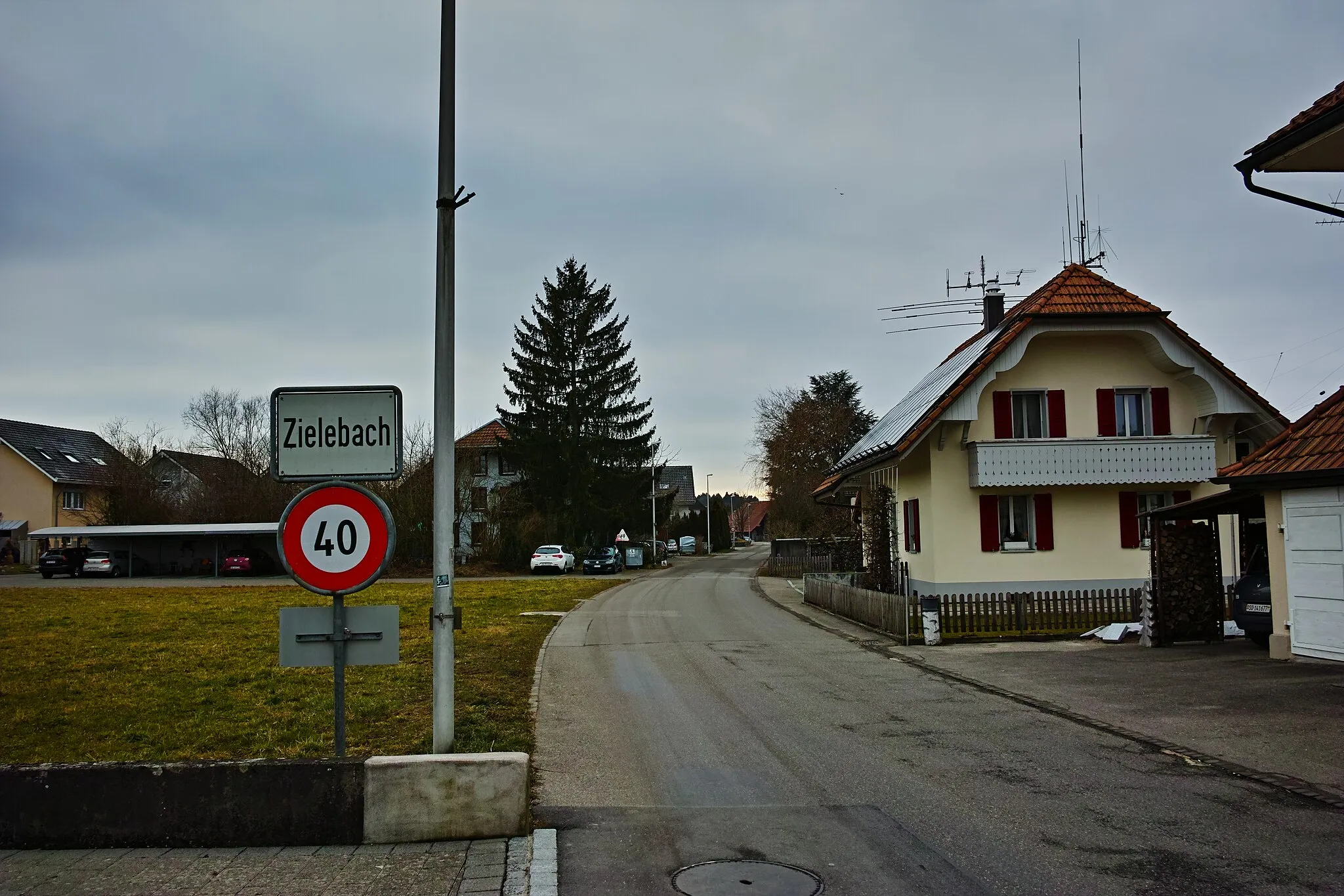 Photo showing: Zielebach, canton of Bern, Switzerland. Village entrance on the road from Obergerlafingen