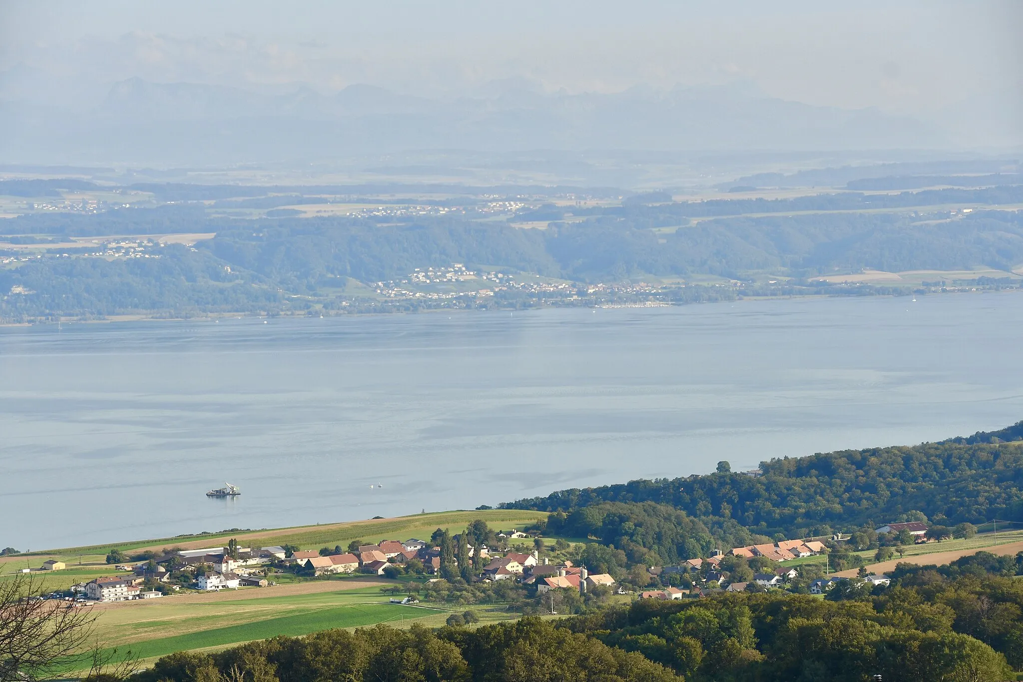 Photo showing: La localité de Fresens (NE), en Suisse, vue depuis les hauteurs de Montalchez (NE).