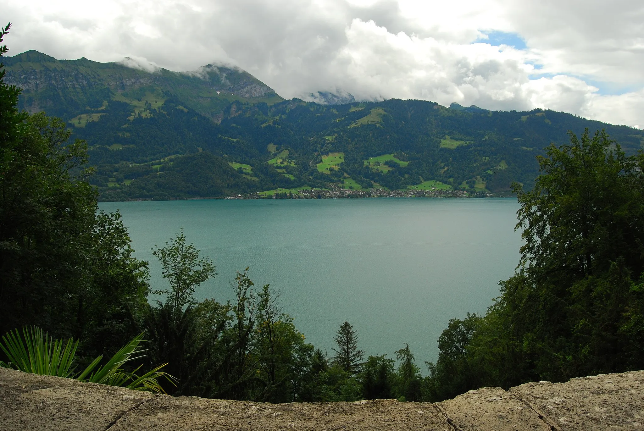 Photo showing: Few to Leissigen and Lake Thun form the entry of the Saint Beatus Caves, municipality of Beatenberg, canton of Bern, Switzerland