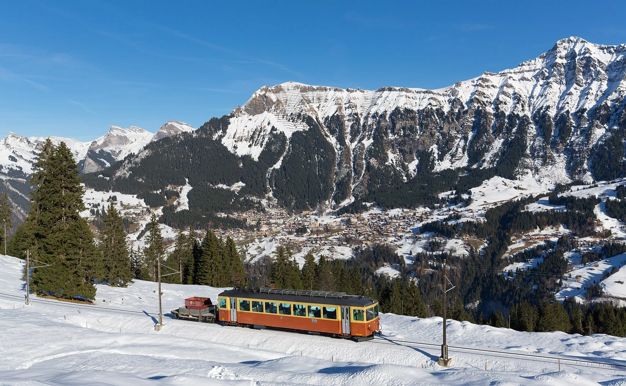 Photo showing: BDe 4/4 22 of Bergbahn Lauterbrunnen - Mürren is on its way from Grütschalp to Winteregg, Switzerland. On the other side of the valley we can see Wengen.