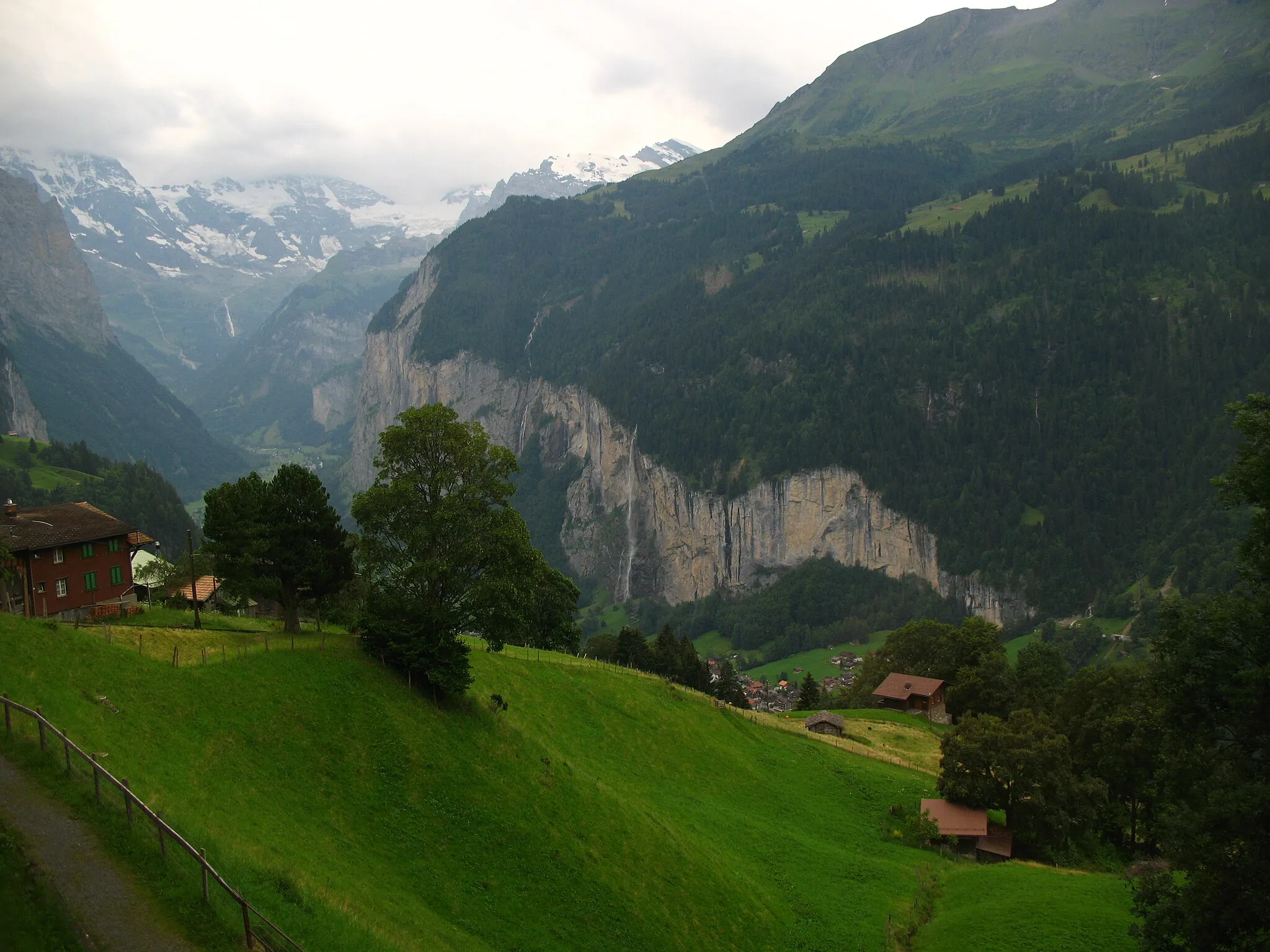 Photo showing: Staubbach Falls viewed from the Wengernalpbahn, Wengen, Switzerland