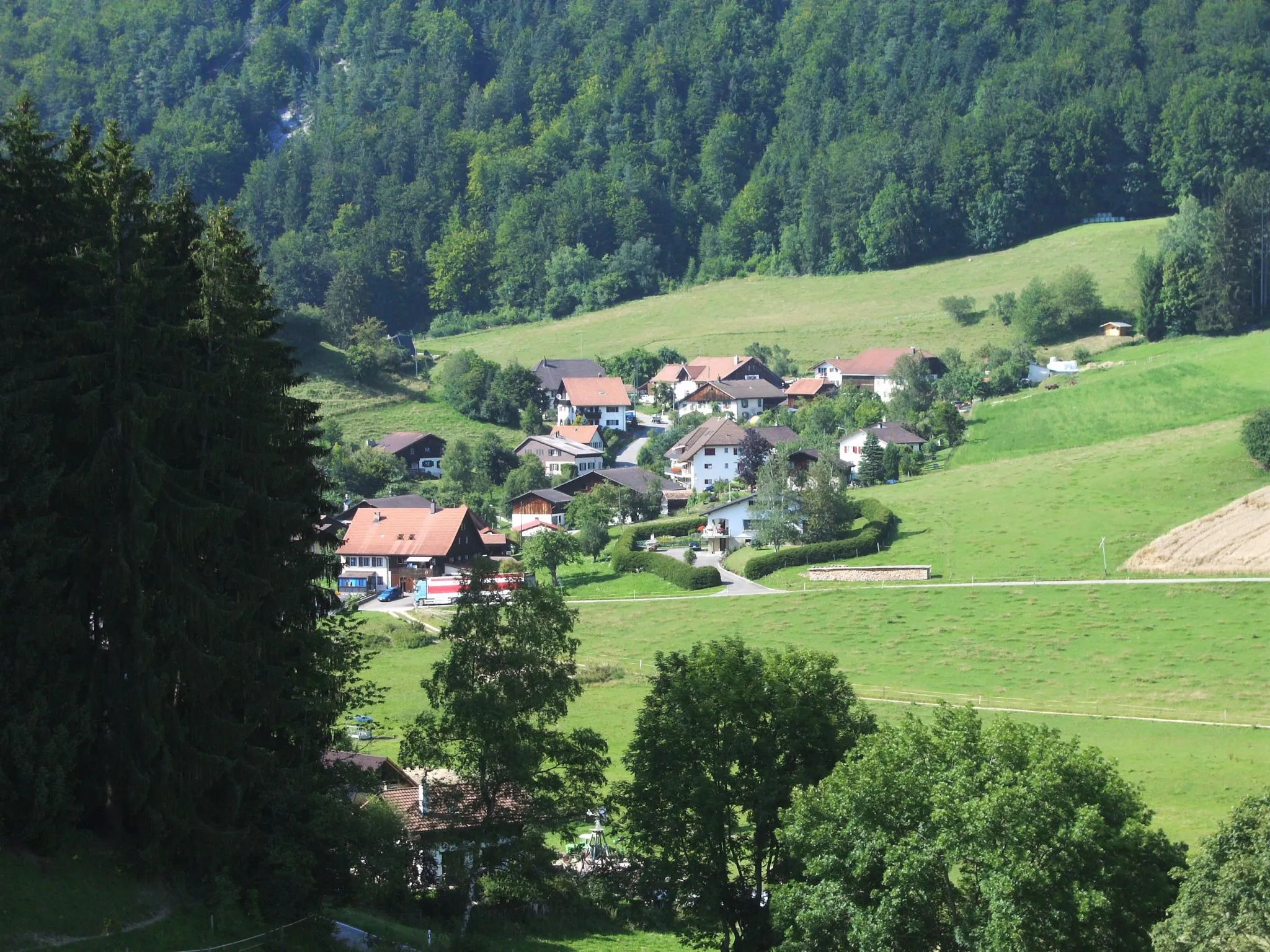 Photo showing: Prise de vue de la commune de Saules (canton de Berne, Suisse).

Prise de la photo : depuis Reconvilier en direction du nord. Coordonnées suisses : 583.550/231.200