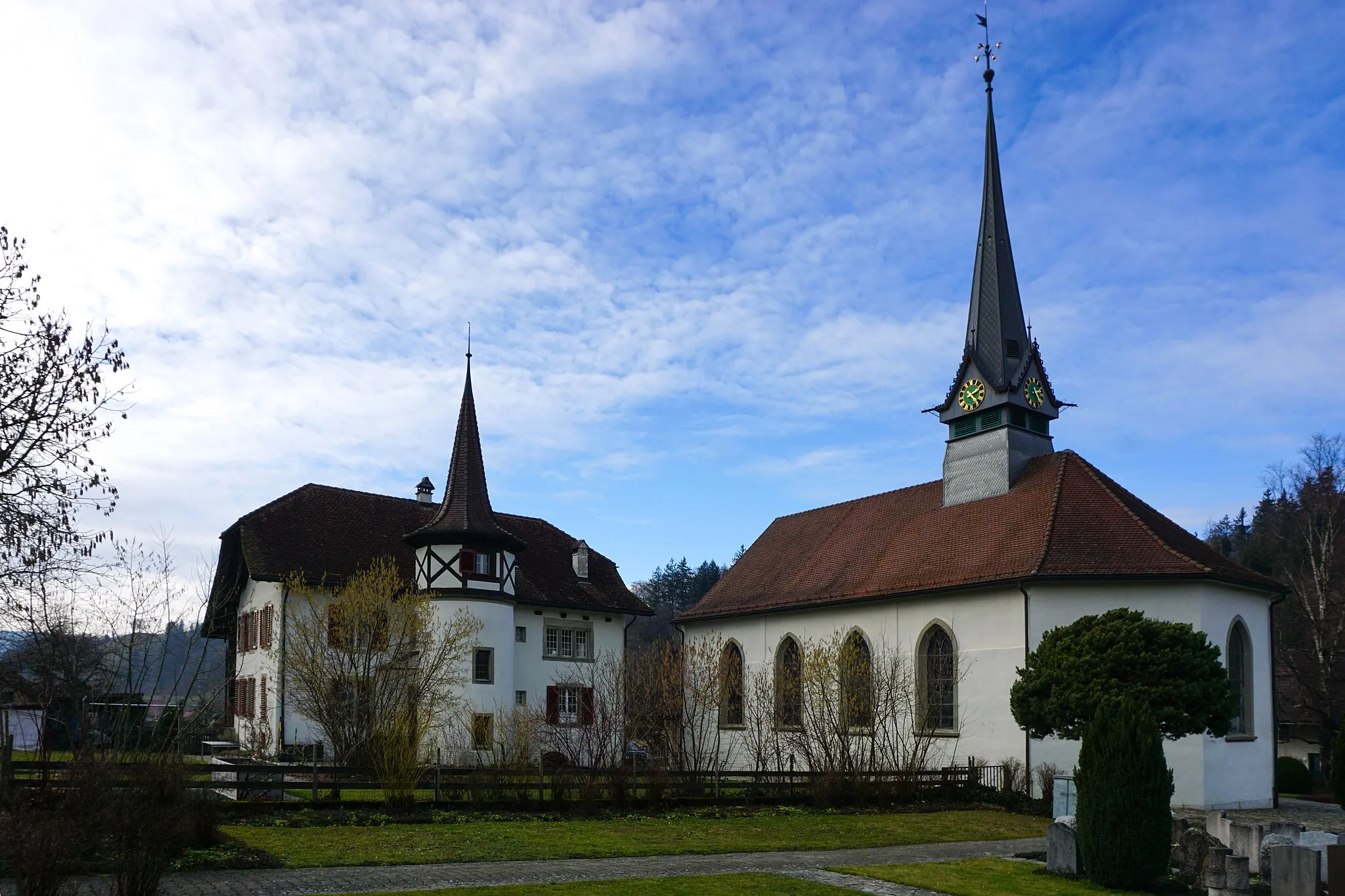 Photo showing: Kirche und Pfarrhaus von Süd-Osten