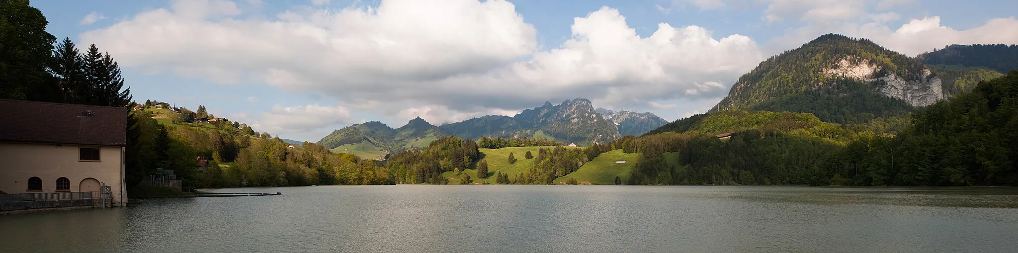 Photo showing: Vue panoramique du lac de Montsalvens