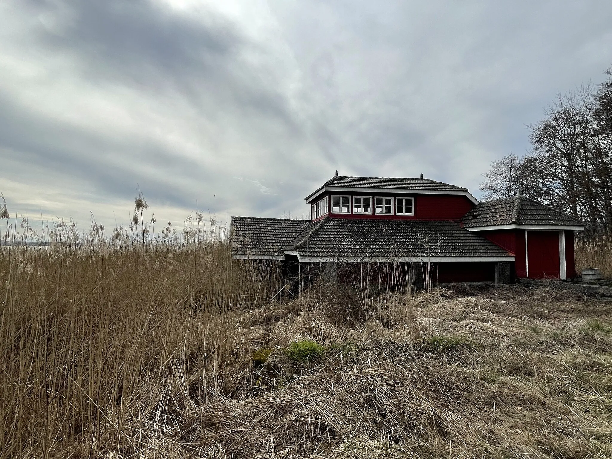 Photo showing: A building in the reeds on the shore of Lake Neuchâtel, Marin-Epagnier