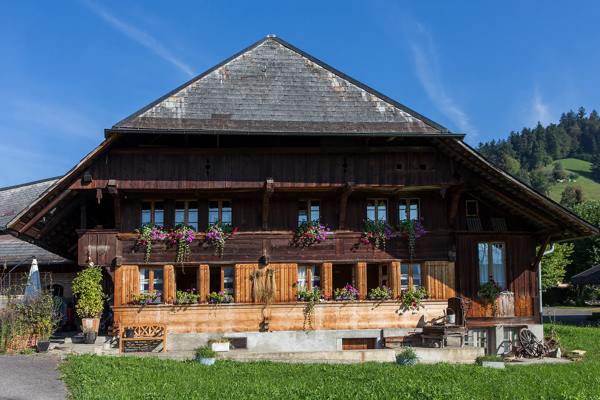 Photo showing: Ortstypisches Emmentaler Bauernhaus in Zäziwil (BE)