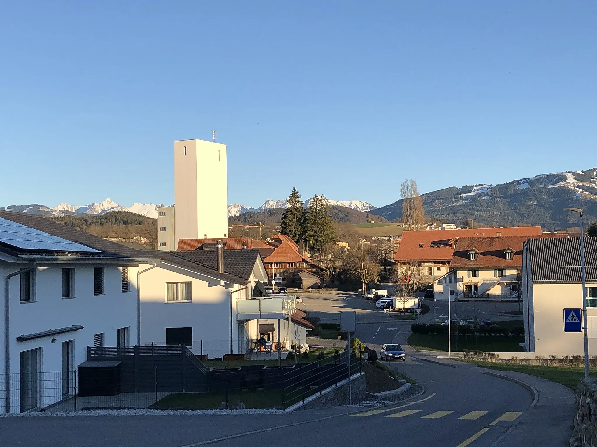 Photo showing: Auf dem Bild ist ein Teil der schweizerischen Gemeinde Tentlingen zu sehen, die im Sensebezirk liegt. Die Aufnahme zeigt einen Teil des Dorfzentrums.