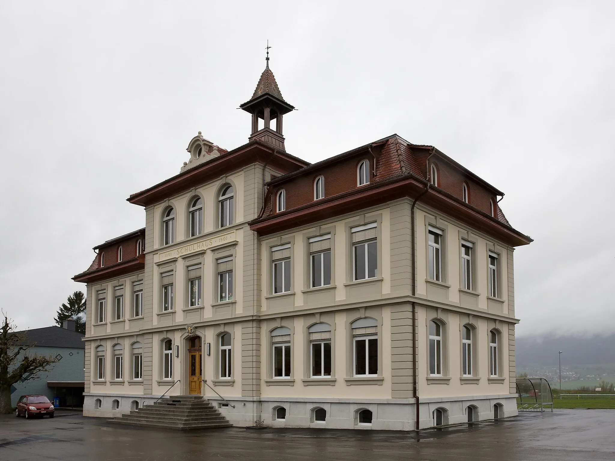 Photo showing: Primarschulhaus von Leuzigen, Kanton Bern, Schweiz