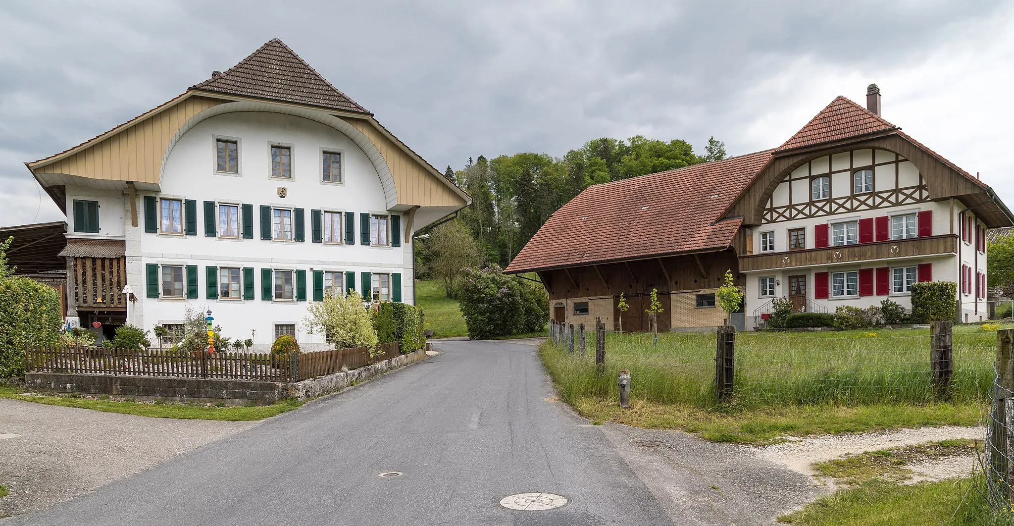 Photo showing: Leuzingen, canton of Bern: former mill (built 1821) and farm house (built about 1925)