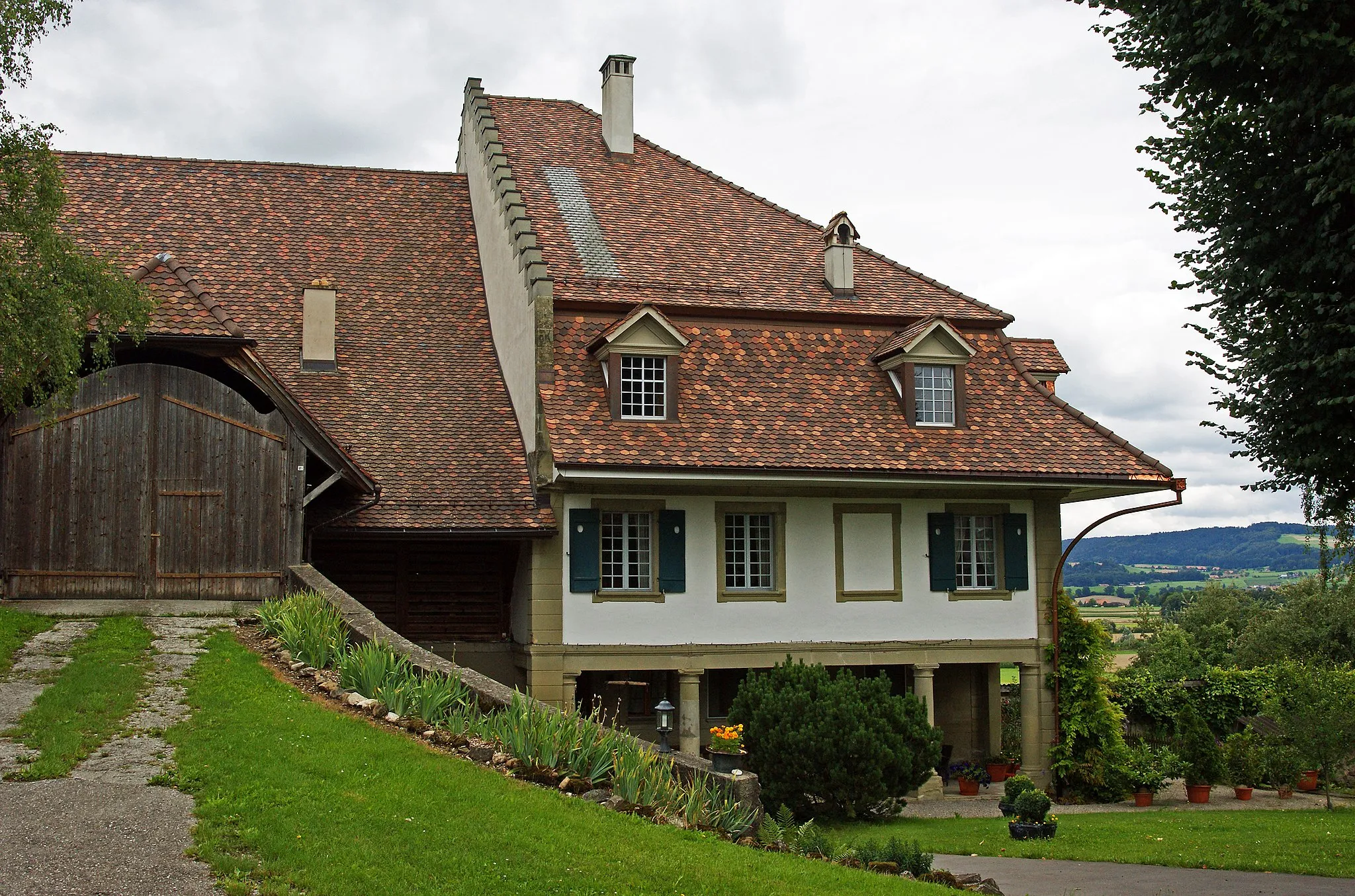 Photo showing: Herrenbauernhaus Alter Sandacher, Allmendingen bei Bern, von der Seite