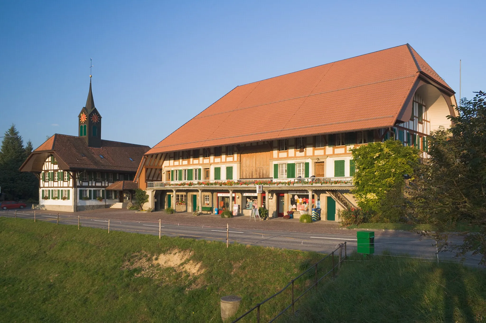 Photo showing: Das Zentrum von Schnottwil, Schweiz Links im Bild die Gemeindeverwaltung Aufnahme mit Polfilter