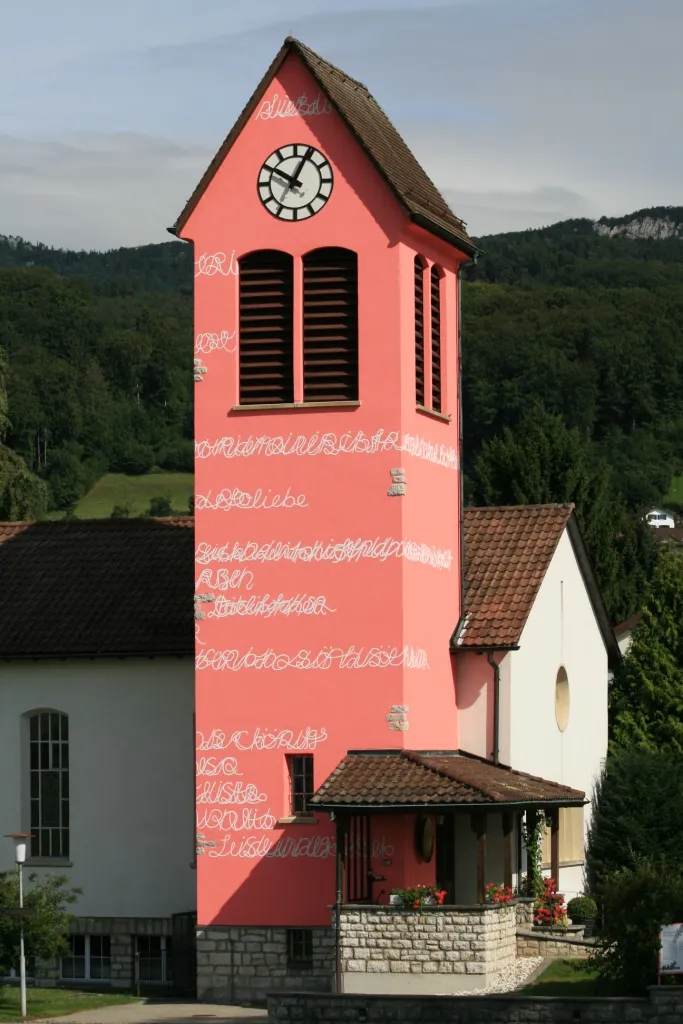 Photo showing: Reformierte Kirche Attiswil mit rosa Kirchturm