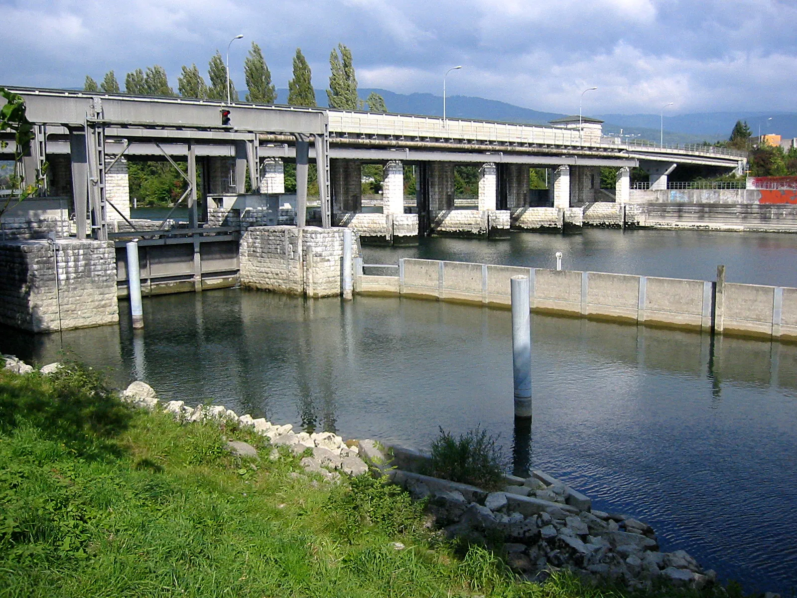 Photo showing: Weir at river Aar near Biel including a sluice and a power station, view from southeastern bank; Port, Berne, Switzerland