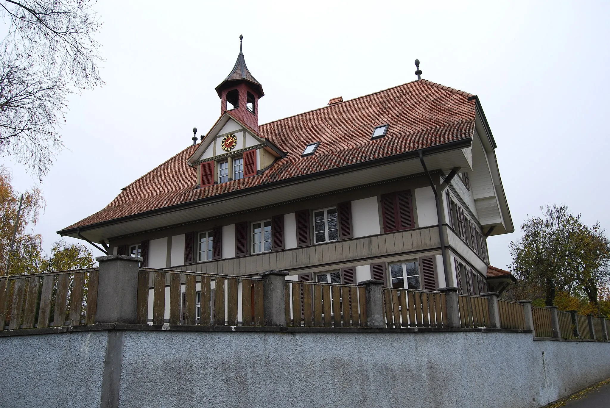 Photo showing: School building of Bangerten, canton of Bern, Switzerland