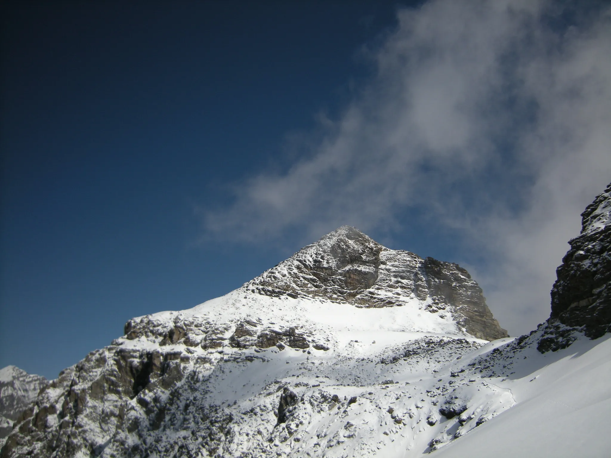 Photo showing: Gipfelpyramide des Hockenhorn, gesehen von Westen aus. Rechts das kleine Hockernhorn