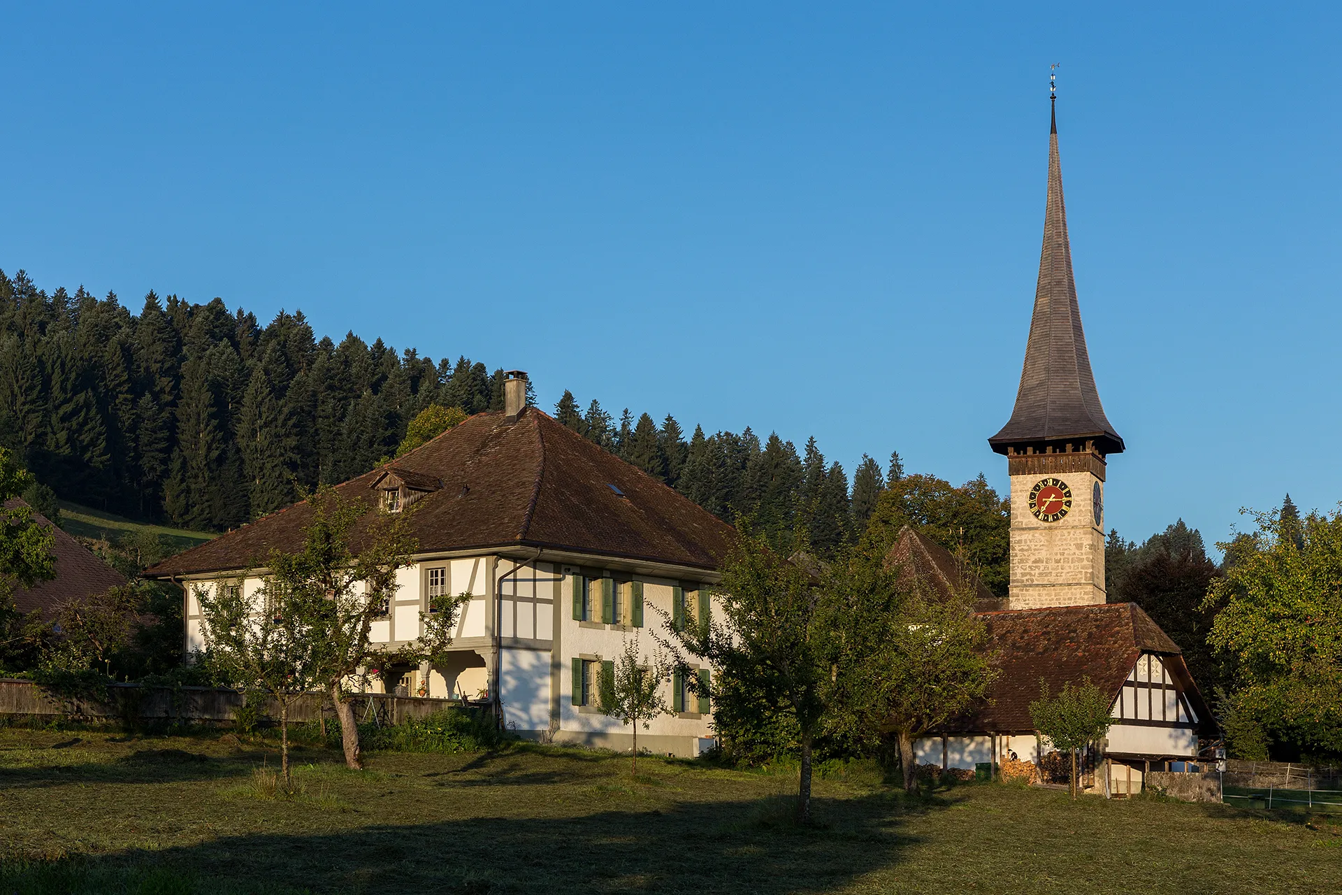 Photo showing: Pfarrhaus, Kirche und Ofenhaus in Rüderswil im Emmental