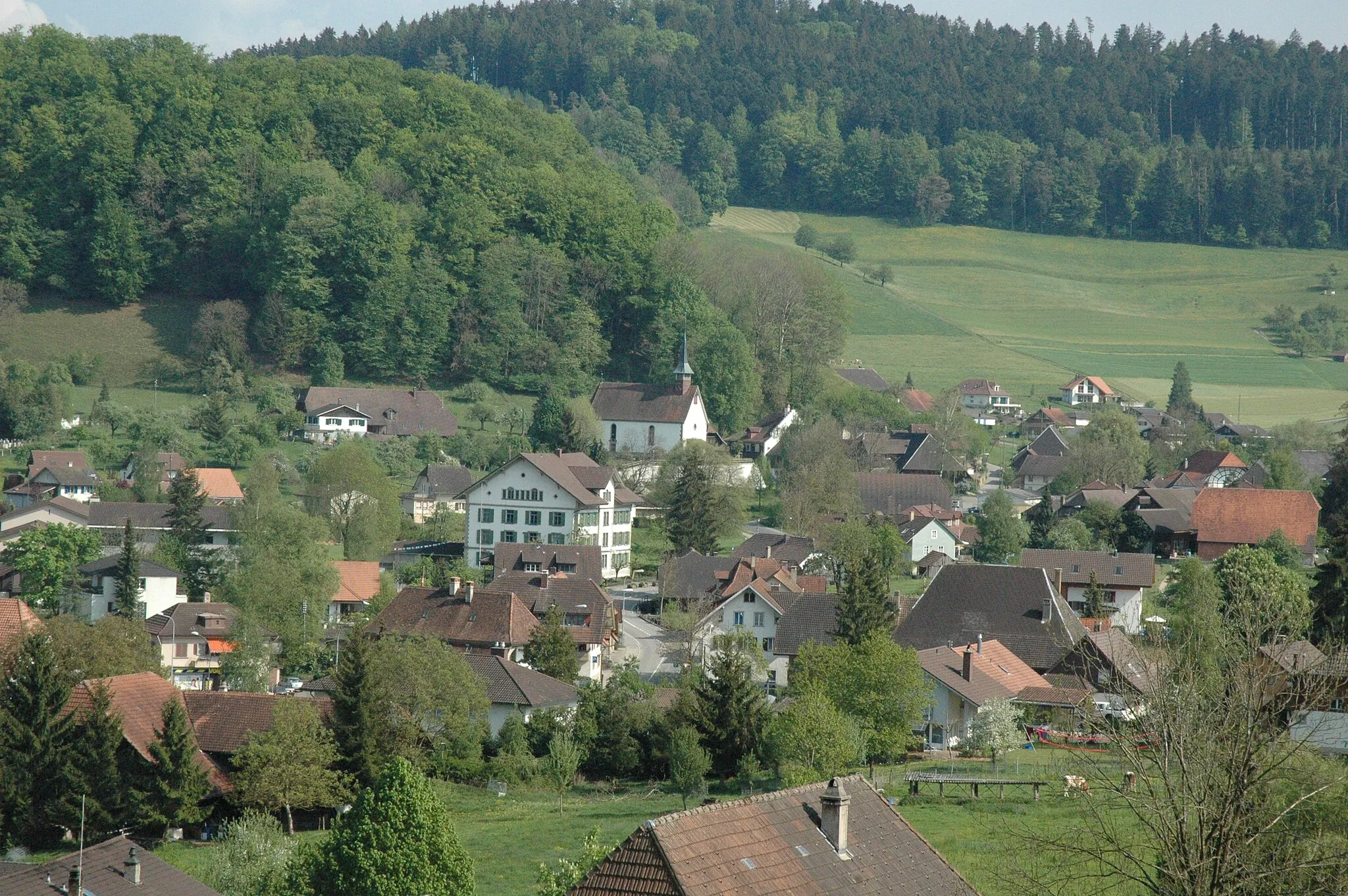 Photo showing: Melchnau (Switzerland), general view of village center, with church and school buildings standing out