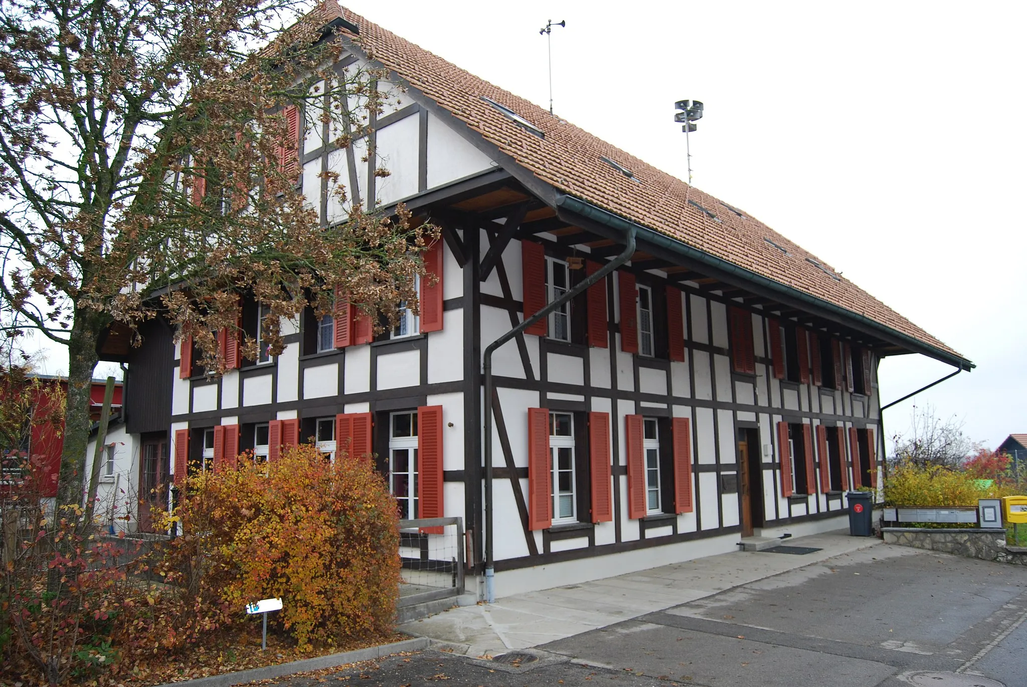 Photo showing: School building of Zuzwil, canton of Bern, Switzerland