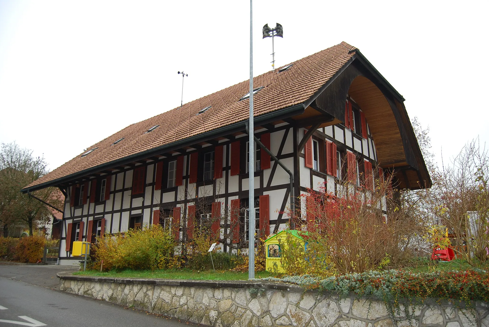 Photo showing: School building of Zuzwil, canton of Bern, Switzerland