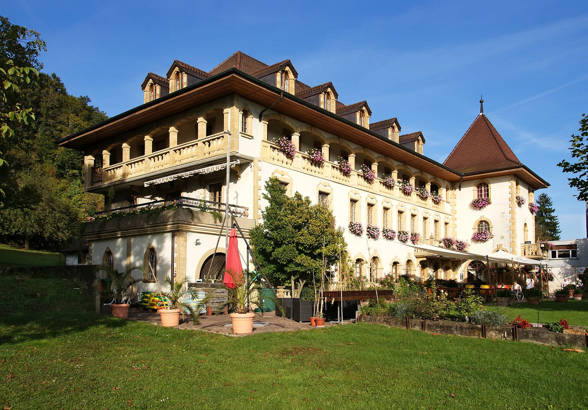 Photo showing: Schloss Gampelen von Südwesten