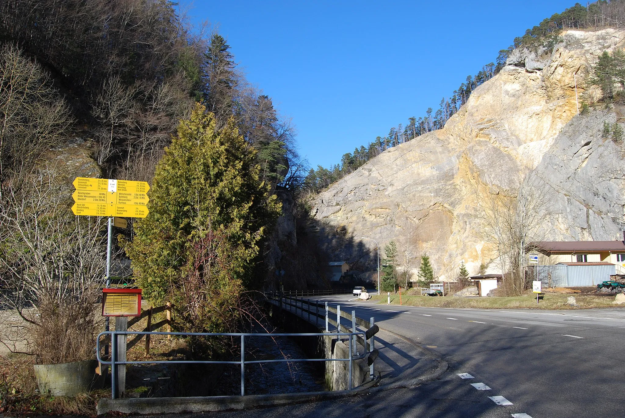 Photo showing: Quarry and stream La Raus before the chin of Gänsbrunnen, canton of Solothurn, Switzerland