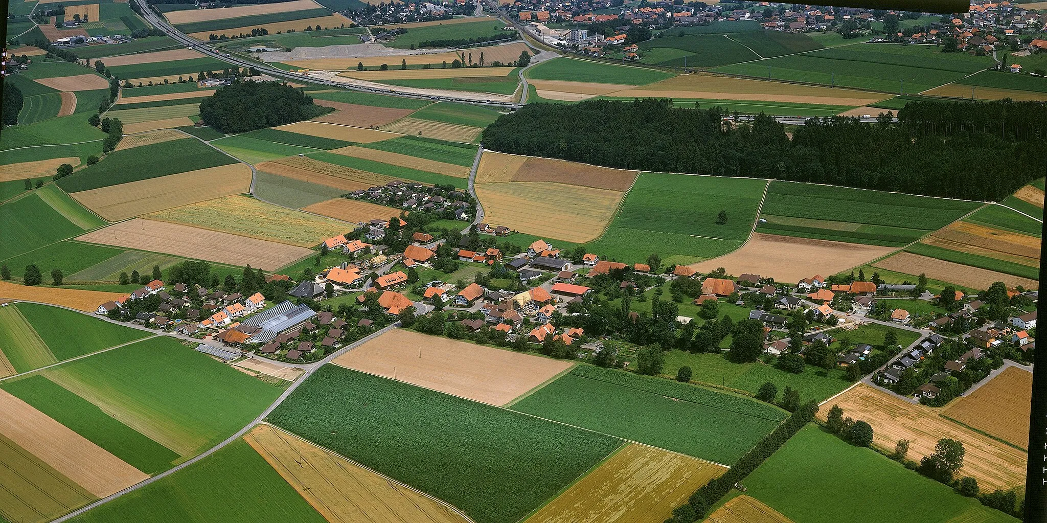 Photo showing: Aerial photograph of Münchringen, 1997