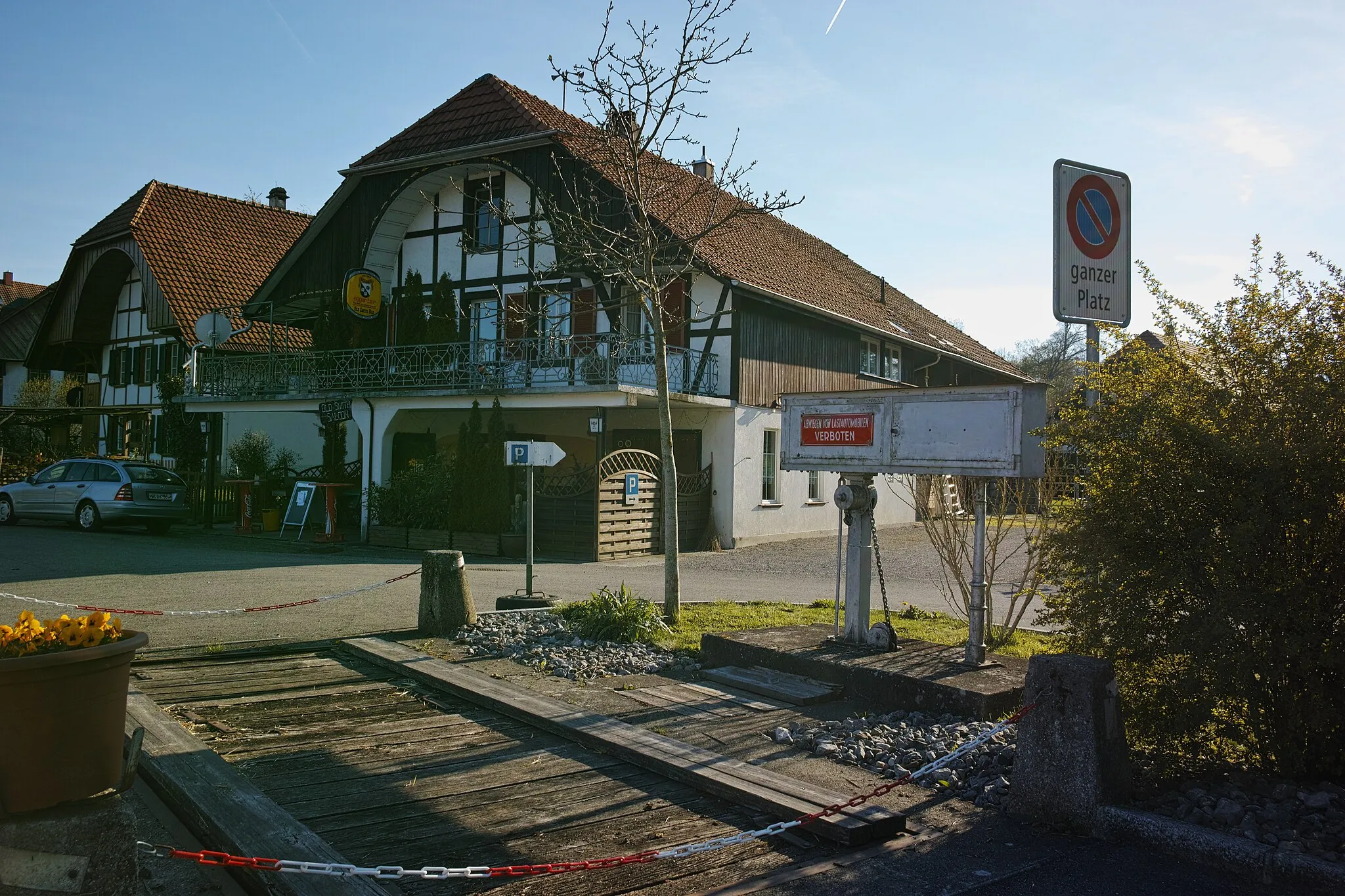 Photo showing: Jens, municipality in the canton of Bern, Switzerland. Village scale (weigh bridge).