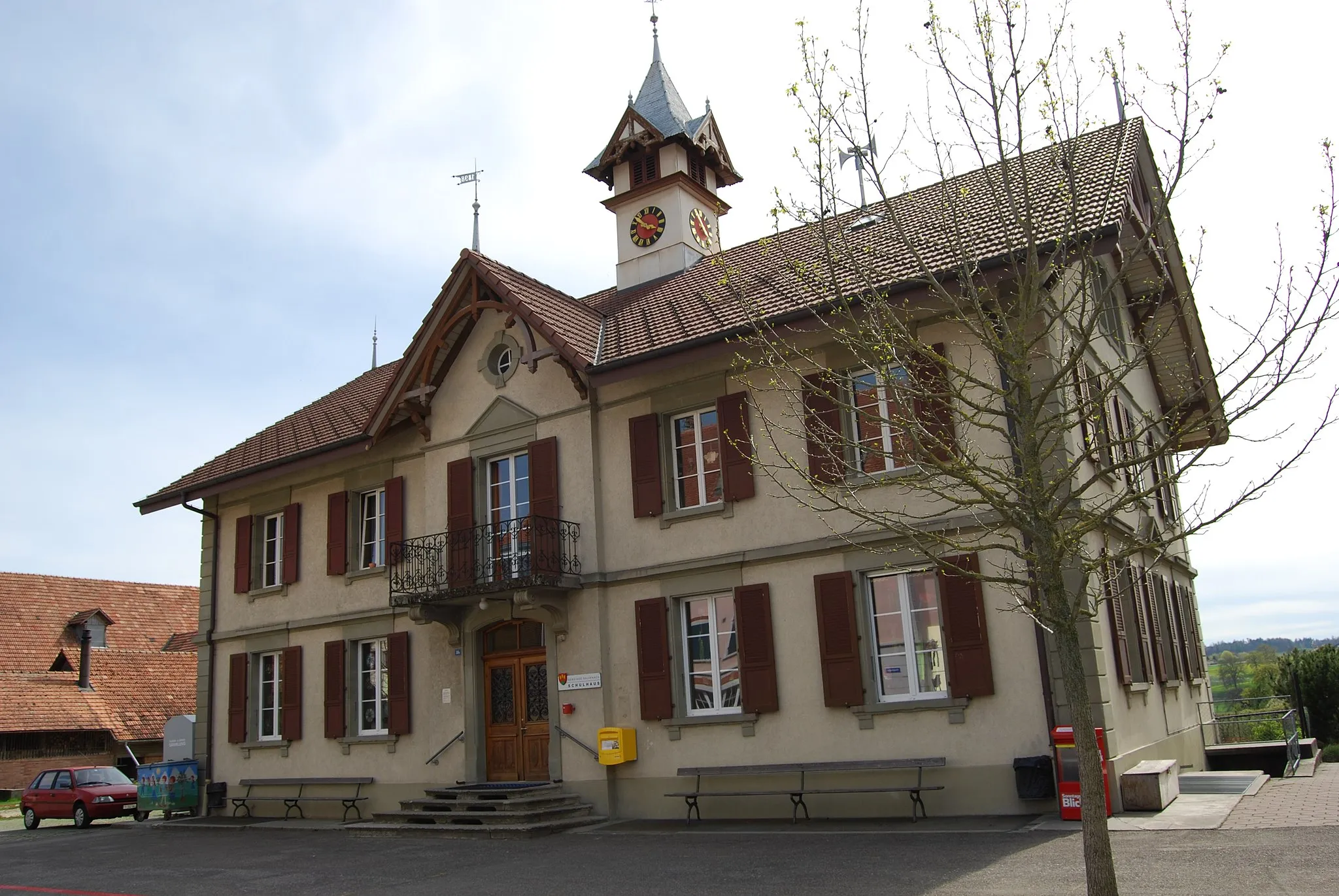 Photo showing: School building of Salvenach, canton of Fribourg, Switzerland