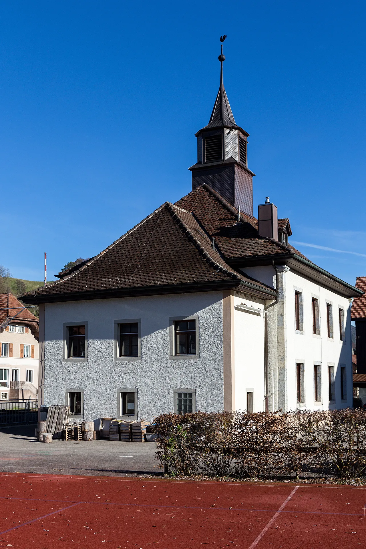 Photo showing: Klassizistisches Schulhaus (um 1840) von Sorvilier (BE)