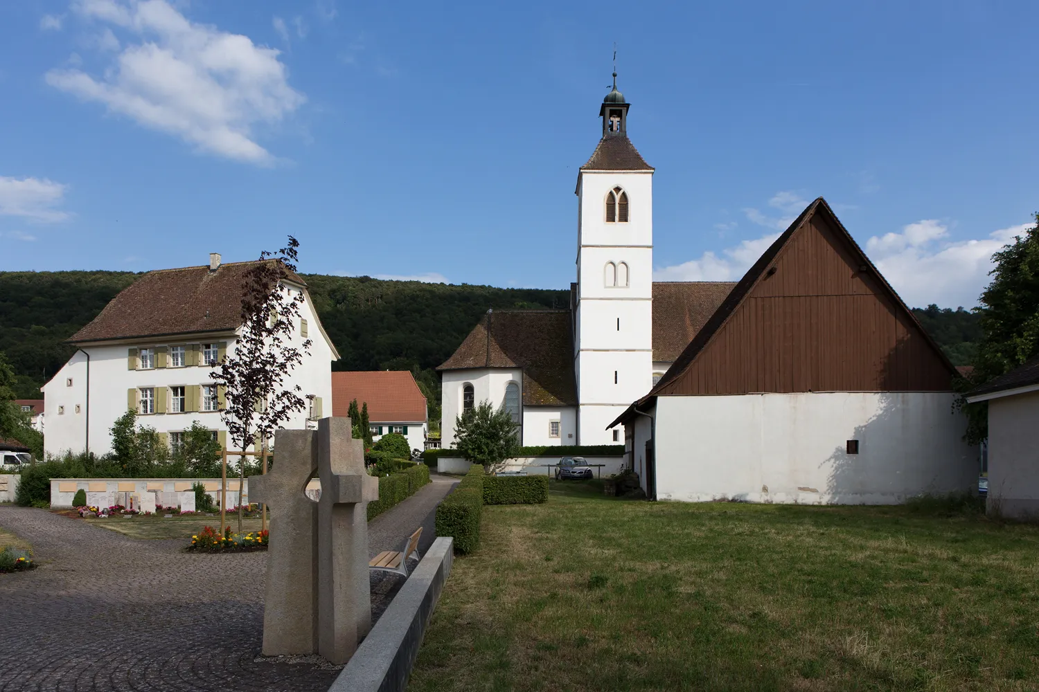 Photo showing: Pfarrhaus, Kirche St. Laurentius und Pfarrscheune in Rodersdorf