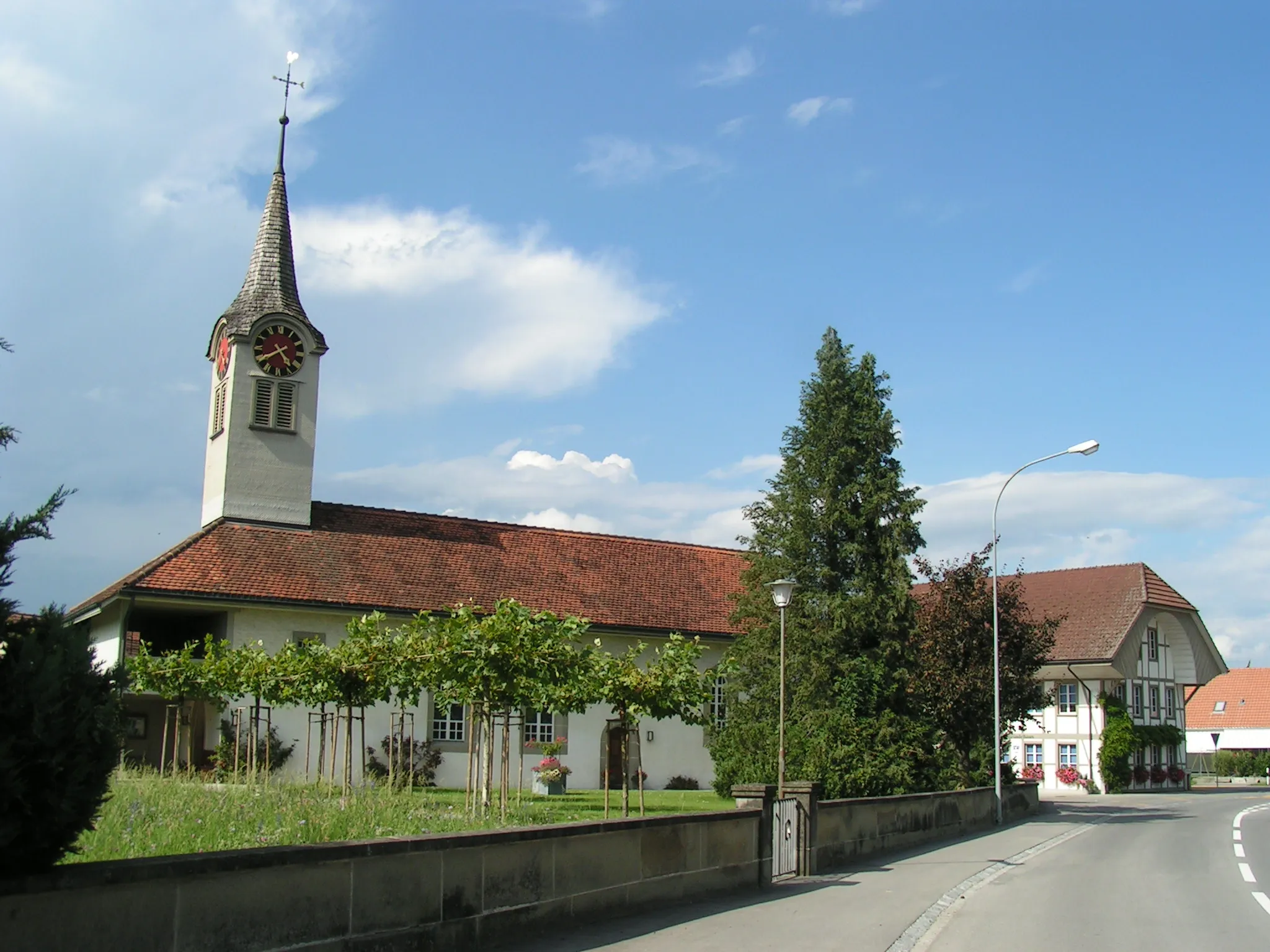 Photo showing: Church and Town Hall of Kappelen BE