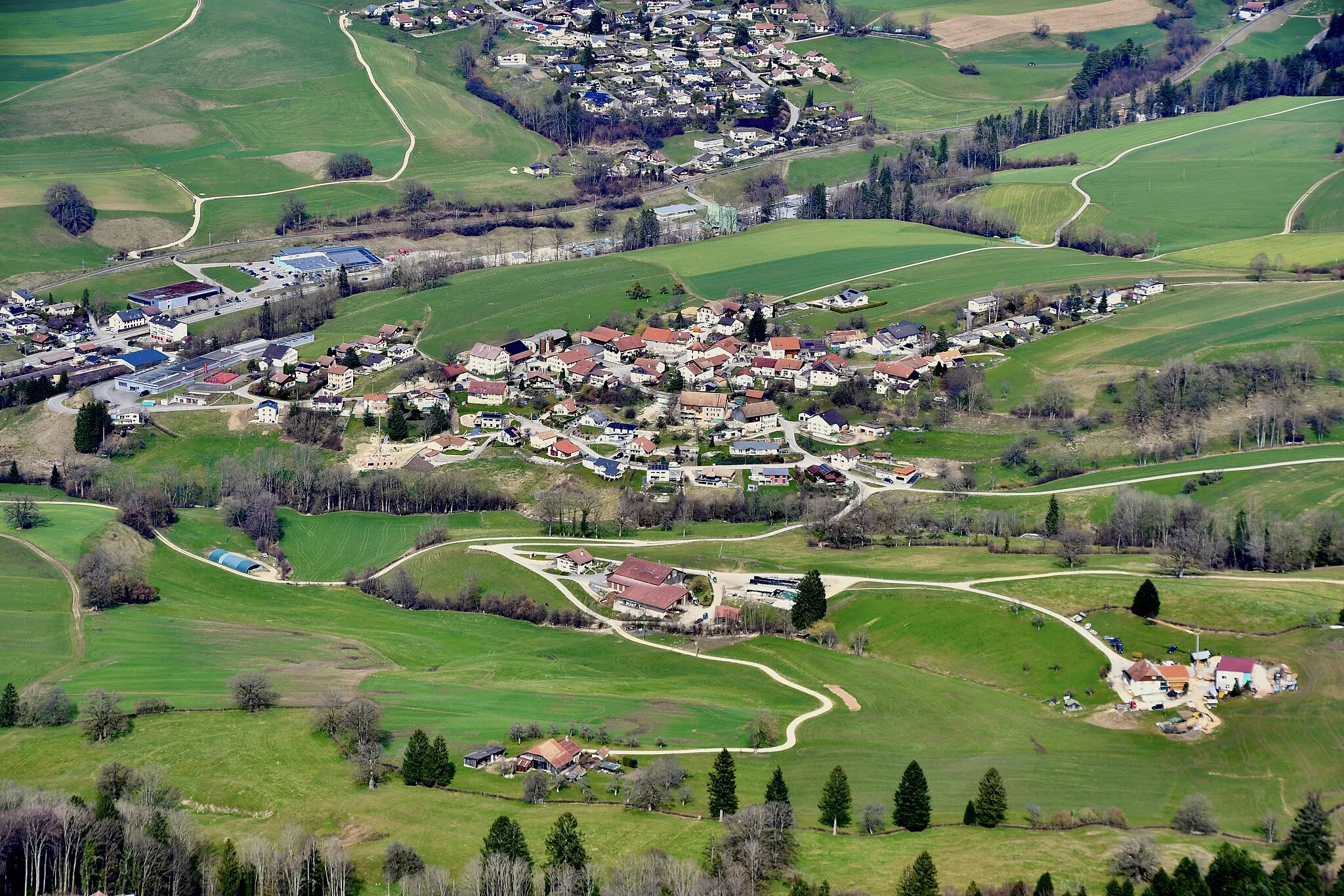 Photo showing: Vue sur le village d'Eschert (BE), en Suisse.