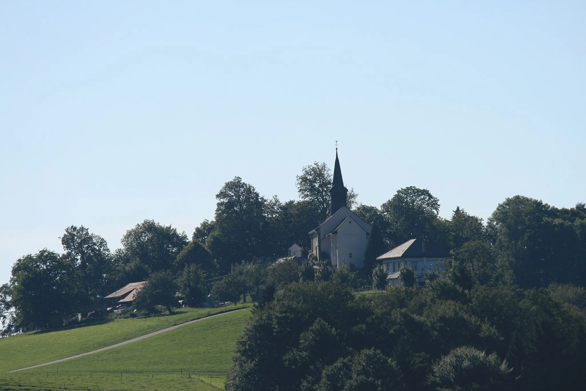 Photo showing: Röm.-kath. Kirche und Pfarrhaus von St. Silvester, Kanton Freiburg, Schweiz