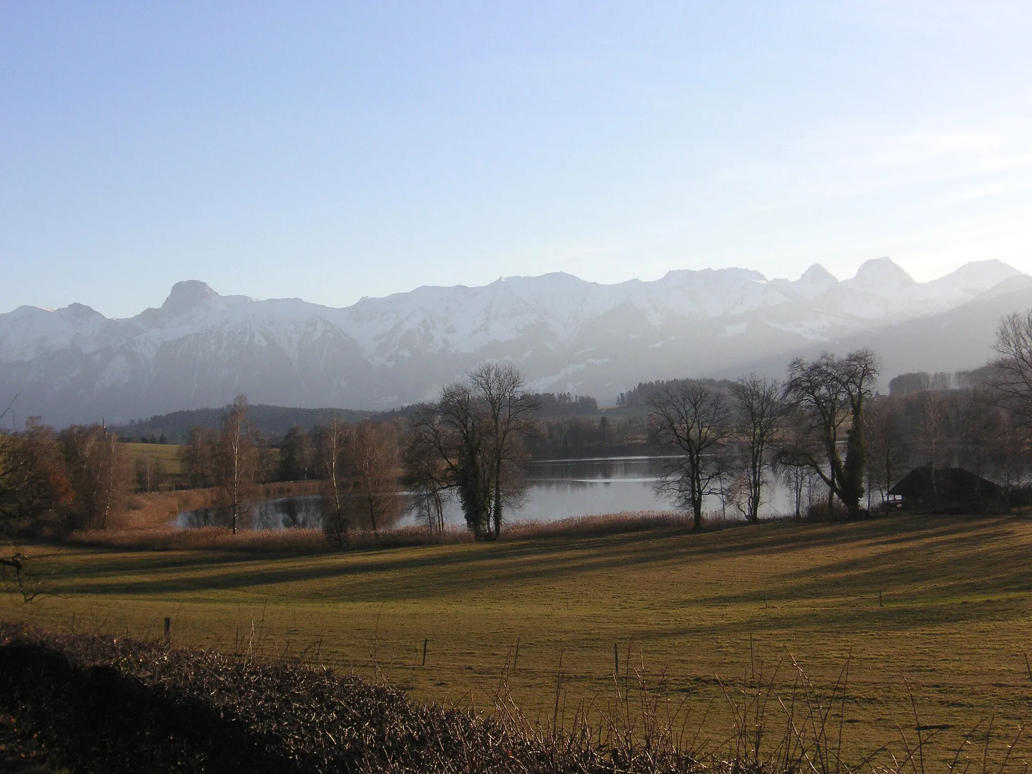 Photo showing: Gerzensee mit Stockhornkette im Hintergrund