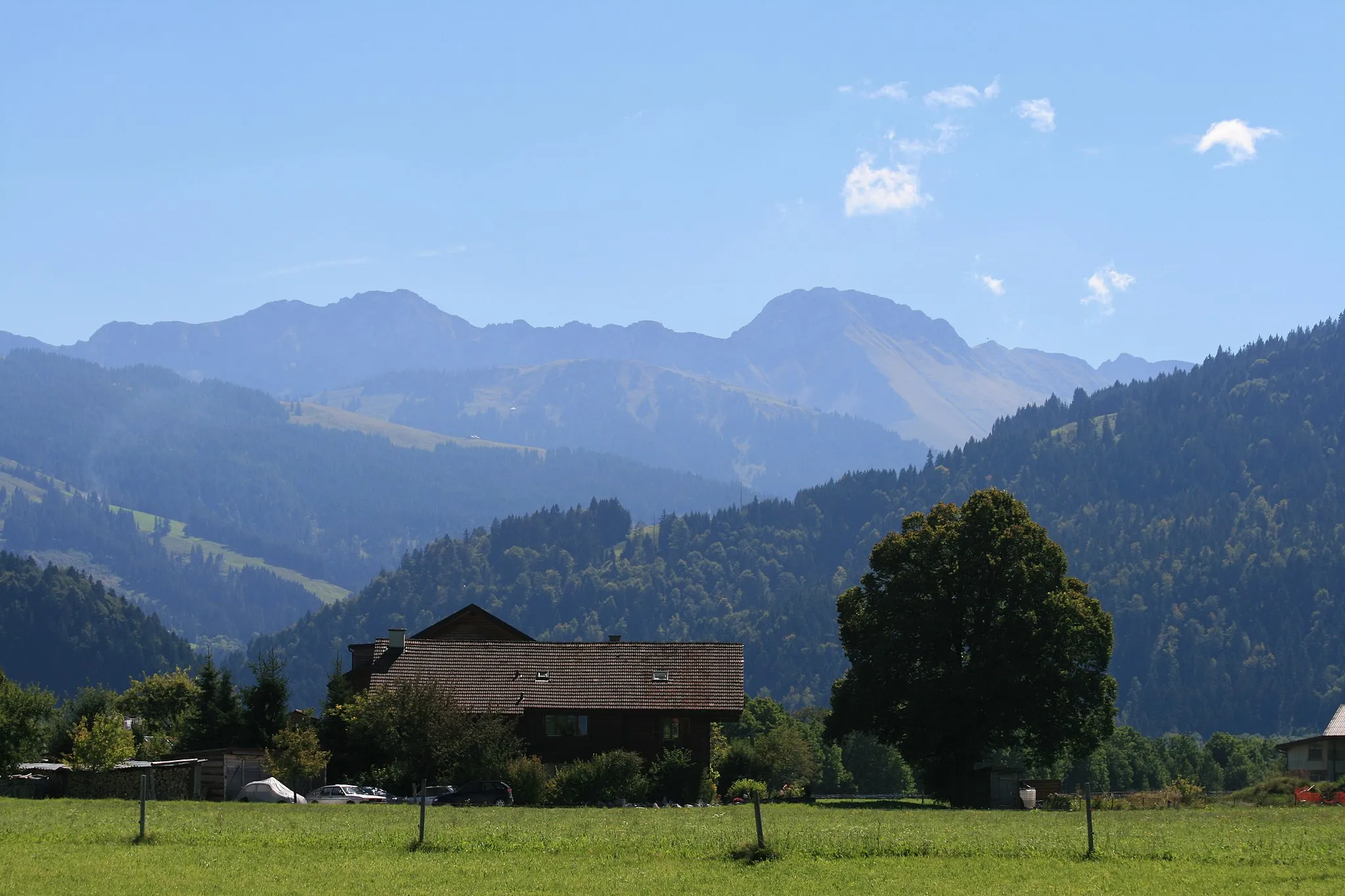 Photo showing: Haus in Plaffeien und Blick ins Sensetal Richtung Schwarzsee, Kanton Freiburg, Schweiz