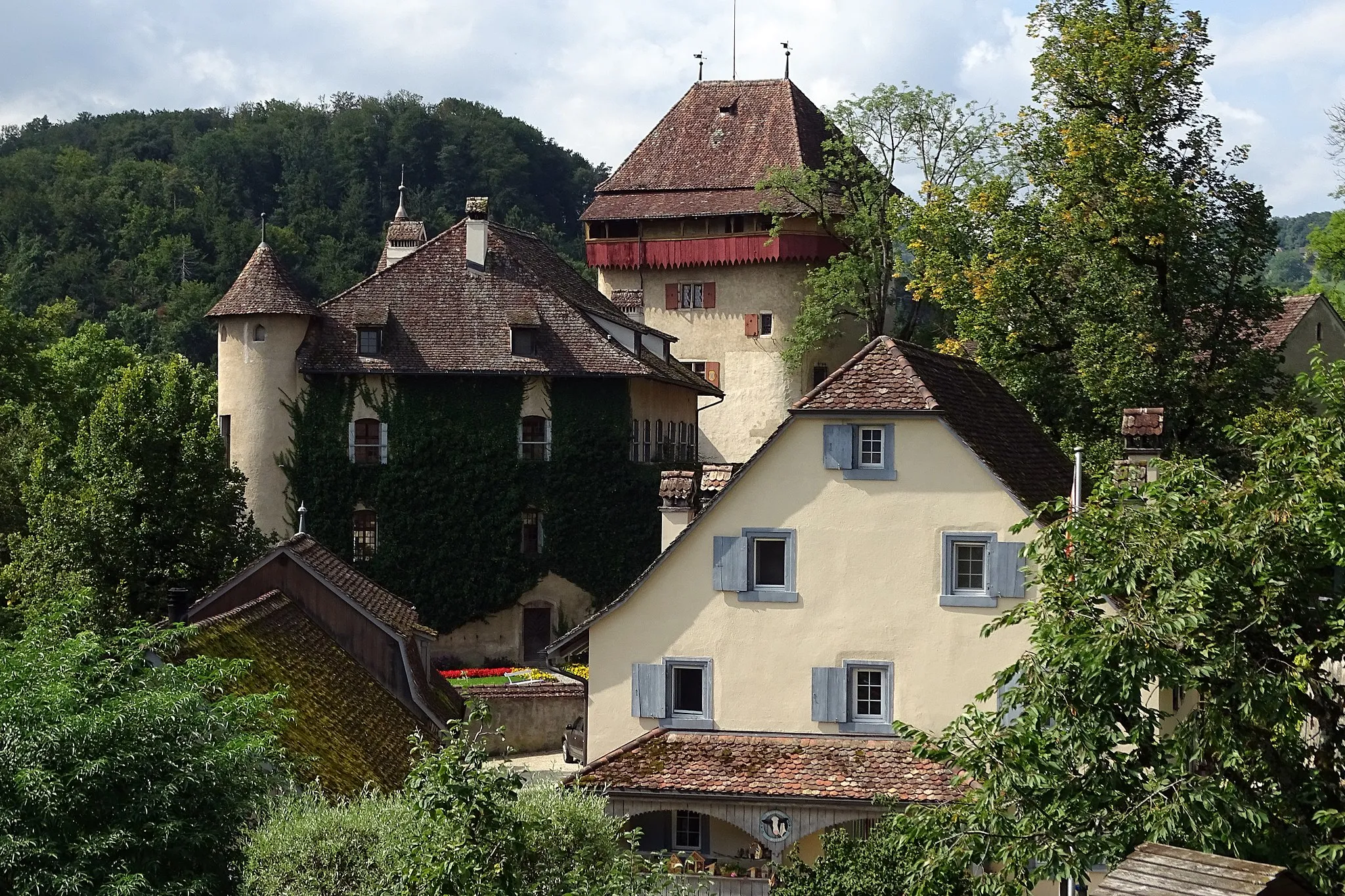 Photo showing: Das Schloss Wildenstein ist die einzige erhaltene Höhenburg in der Region Basel. Sie liegt in der Nähe von Bubendorf in einem Seitental der Hinteren Frenke. Seit 1995 gehört die kleine Burg dem Kanton Basel Landschaft.